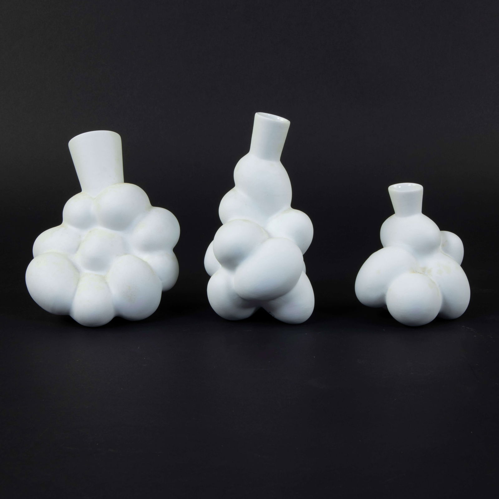 Collection of 3 white porcelain EGG vases (Large, medium and small) , design Marcel Wanders 1997,: Collection of 3 white porcelain EGG vases (Large, medium and small) , design Marcel Wanders 1997, executed for Moooi Collection Amsterdam, in original box, marked MoooiLot van 3 wit porseleinen porsel