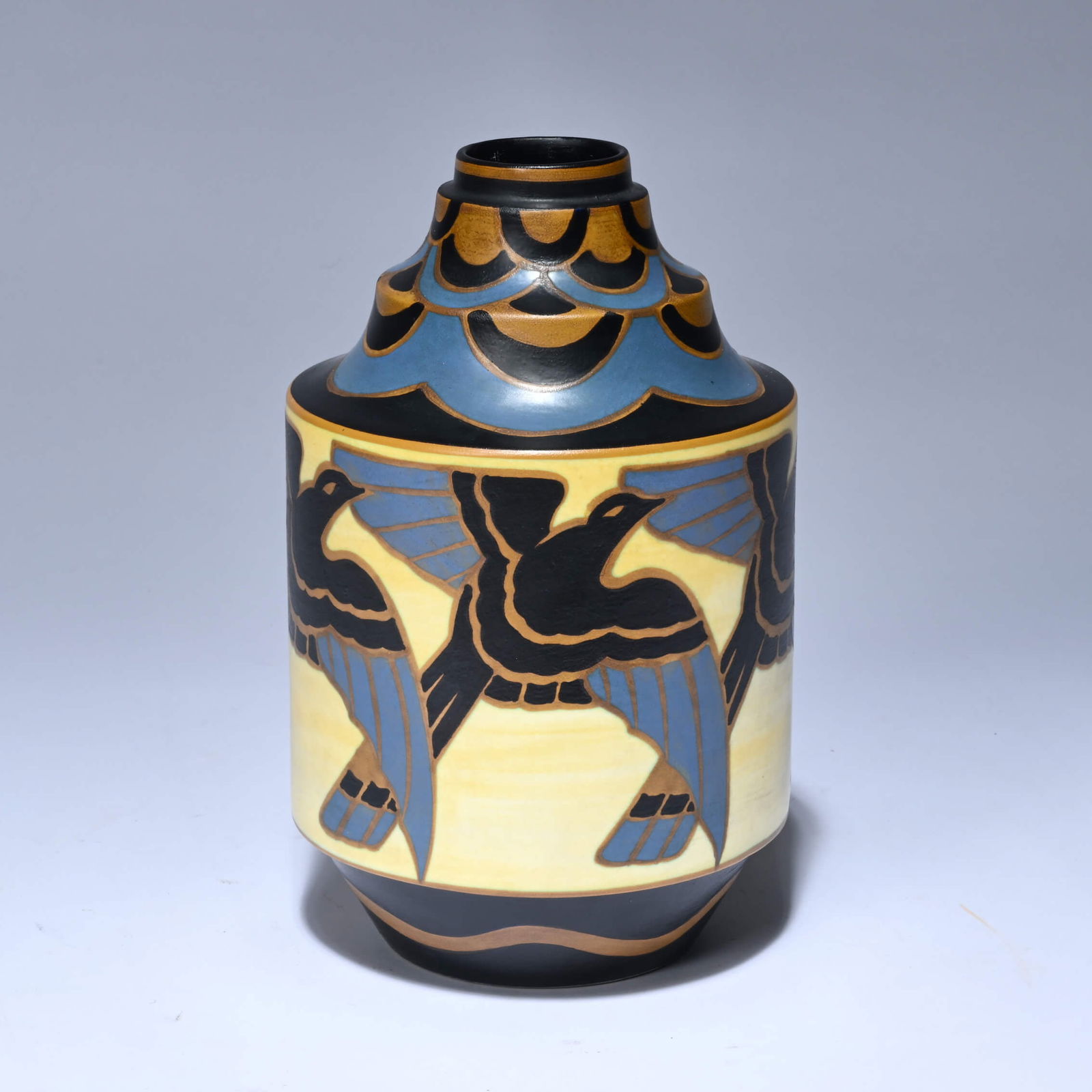 Charles CATTEAU vase with stylized decoration of swallows, D 1366, stamped Boch Keramis and signed: Charles CATTEAU vase with stylized decoration of swallows, D 1366, stamped Boch Keramis and signed CatteauCharles CATTEAU vaas met gestileerd decor van zwaluwen, D 1366, gestempeld Boch Keramis en get