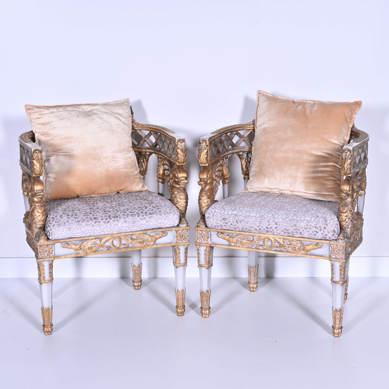 Pair of Venetian armchairs, richly decorated with gilded carvings and sphinx figures: Pair of Venetian armchairs, richly decorated with gilded carvings and sphinx figures Paar Venetiaanse armstoelen, rijk gedecoreerd met verguld houtsnijwerk en sfinxfiguren 84.5 x 64 x 53 cm