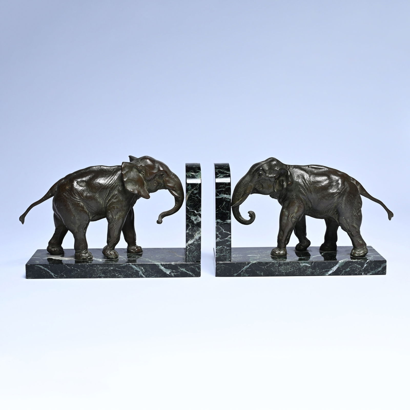 Pair of Art Deco elephants in spelter on a marble base as bookends: Pair of Art Deco elephants in spelter on a marble base as bookendsKoppel Art Deco olifanten in kunstbrons op marmeren sokkel als boekensteunenH 18 cm
