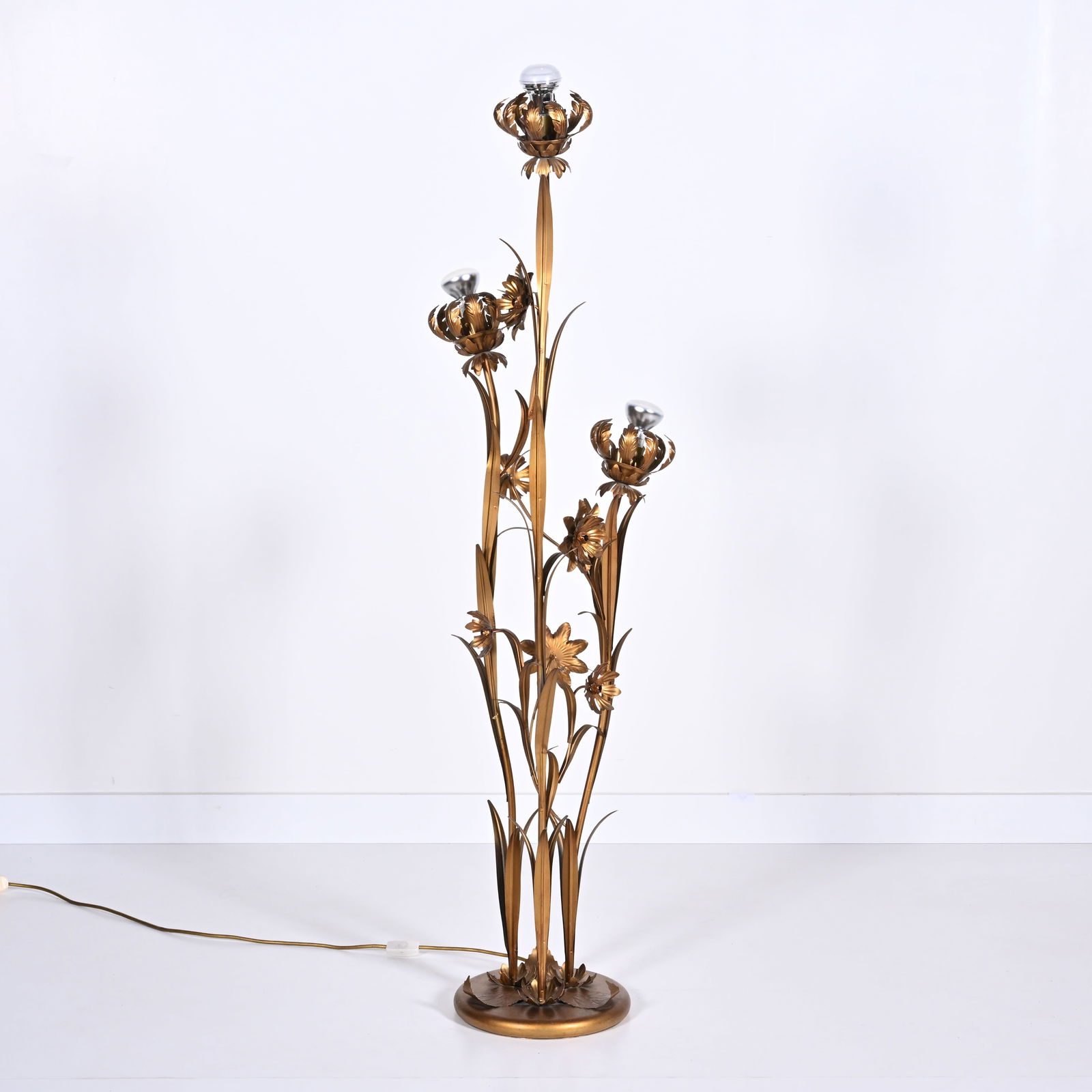 Hans KoGL (XX-XXI), gilded metal floor lamp in the shape of flower stems. Hollywood Regency stile: Hans KoGL (XX-XXI), gilded metal floor lamp in the shape of flower stems. Hollywood Regency stileHans KoGL (XX-XXI), gedoreerde metalen vloerlamp in de vorm van bloemstengels. Hollywood-RegencystijlH