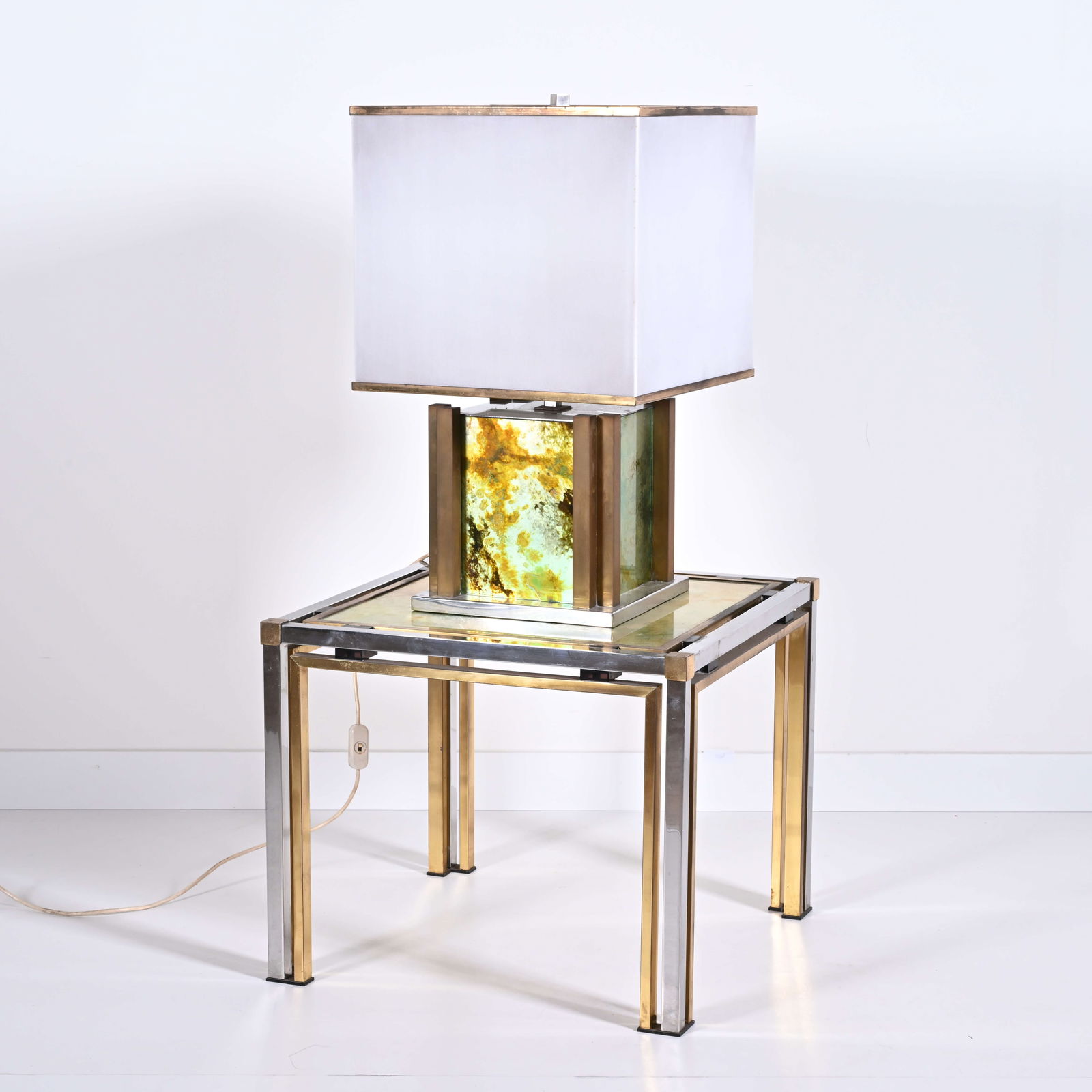 Table lamp by Romeo Rega in Hollywood Regency style from the 1970s, made of chrome-plated and: Table lamp by Romeo Rega in Hollywood Regency style from the 1970s, made of chrome-plated and gold-plated brass, marked and matching side table in brass and chrome-plated steel.Tafellamp van Romeo Reg