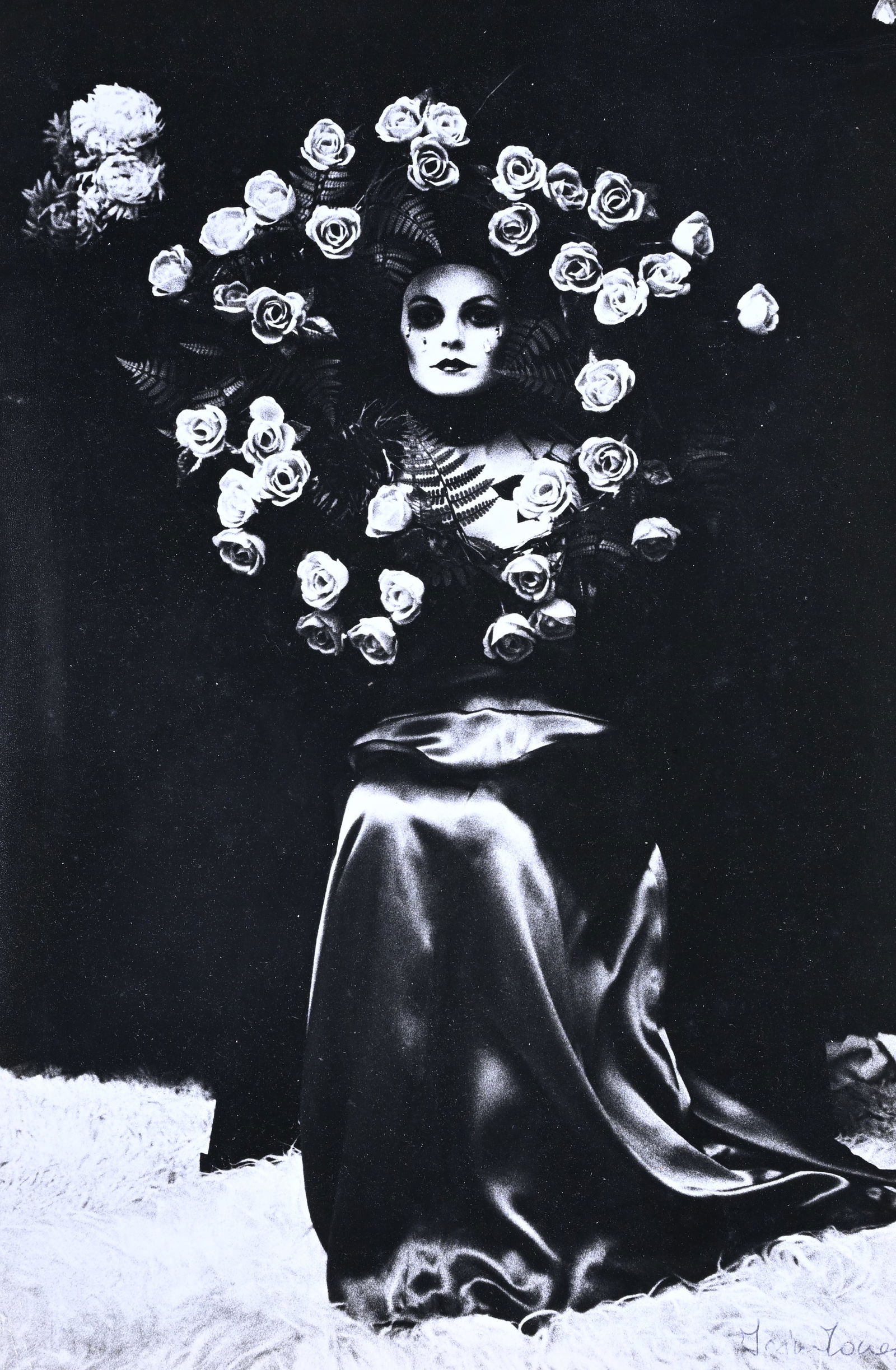 Irina IONESCO (1930-2022), Gelatin silver print, seated woman surrounded by a large wreath of: Irina IONESCO (1930-2022), Gelatin silver print, seated woman surrounded by a large wreath of flowers. Signed.Irina IONESCO (1930-2022), Gelatine zilver print, zittende vrouw omringd met een grote blo