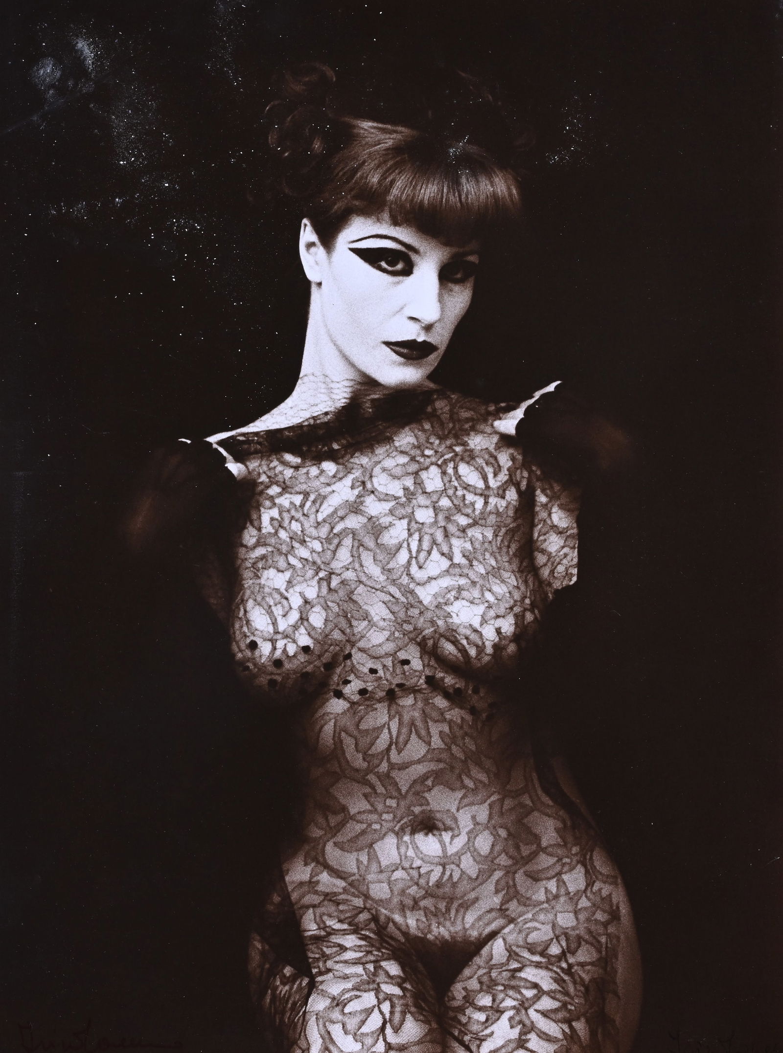 Irina IONESCO (1930-2022), Gelatin silver print, Nude woman in a fishnet dress. Signed: Irina IONESCO (1930-2022), Gelatin silver print, Nude woman in a fishnet dress. SignedIrina IONESCO (1930-2022), Gelatine zilver print, Vrouw naakt in een netjurk. Gesigneerd40.5 x 30 cm