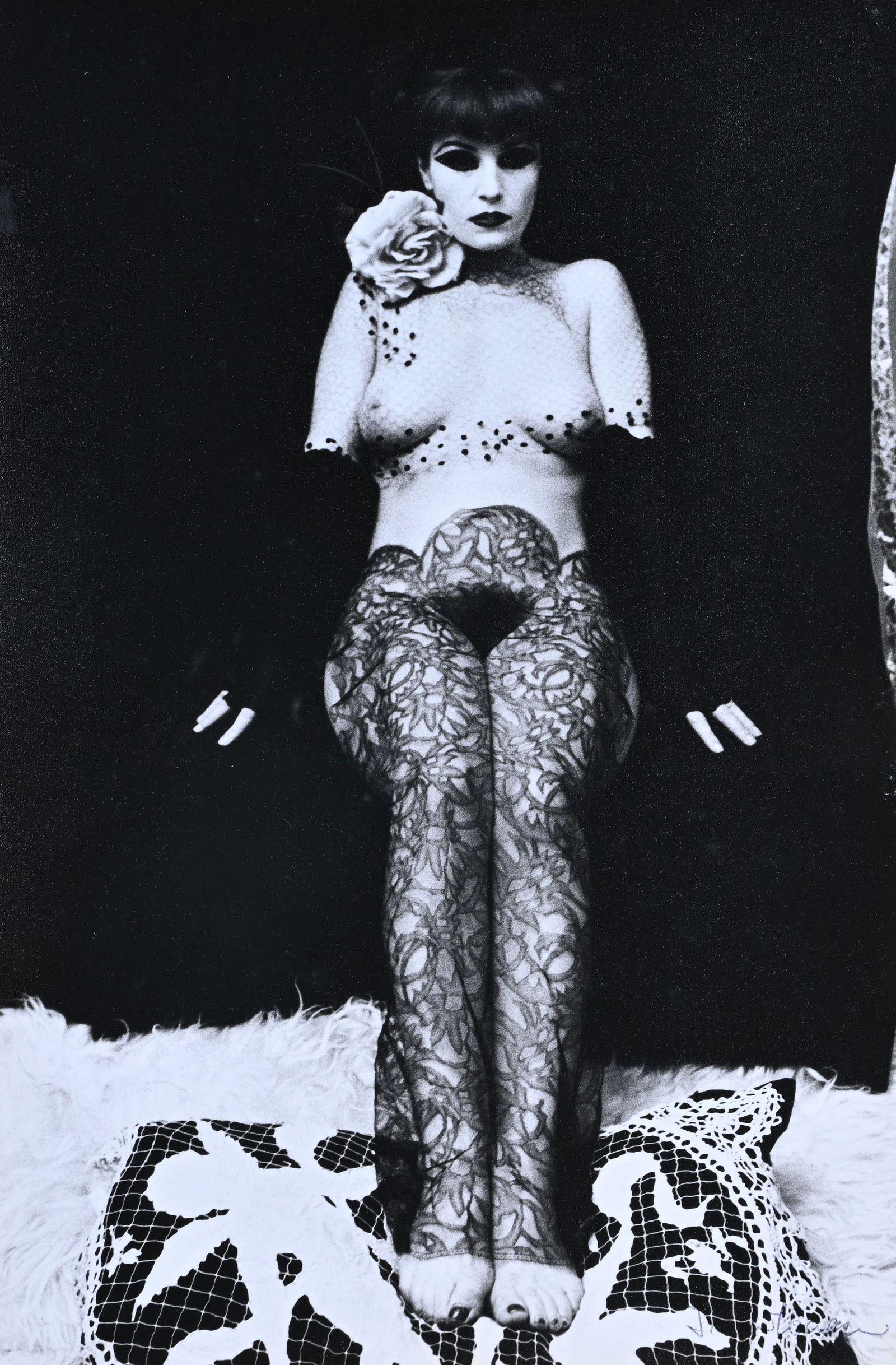 Irina IONESCO (1930-2022), Gelatin silver print, Seated nude with fishnet stockings. Signed: Irina IONESCO (1930-2022), Gelatin silver print, Seated nude with fishnet stockings. SignedIrina IONESCO (1930-2022), Gelatine zilver print, Zittend naakt met netkousen. Gesigneerd40 x 26 cm