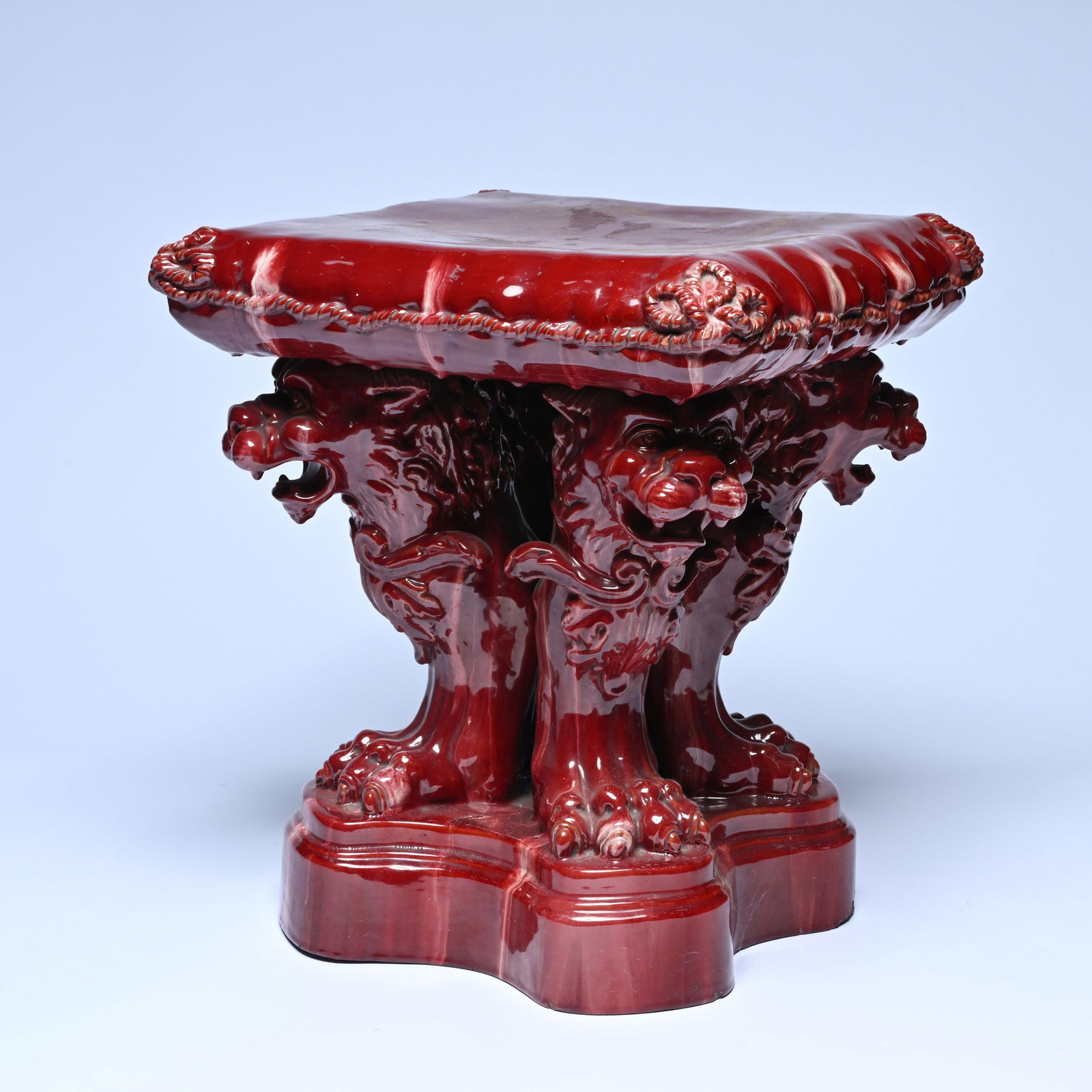 Glazed dark red ceramic console table with four dragon-shaped legs: Glazed dark red ceramic console table with four dragon-shaped legsGeglazuurde donkerrode keramieken console, uitgevoerd met 4 poten in de vorm van draken