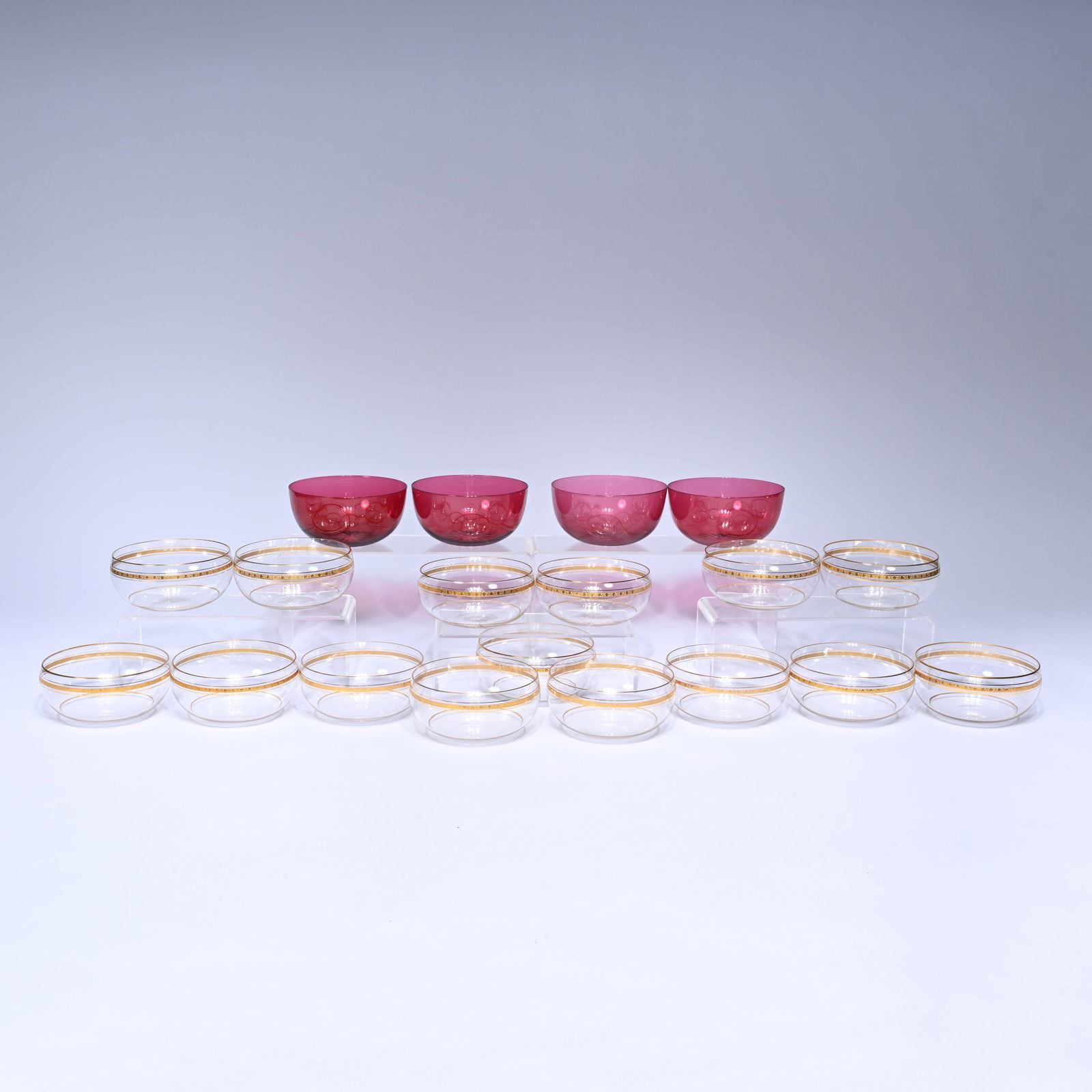 4 Holmegaard bowls in pink glass, Danish design, mid-20th century and and 15 finger bowls with gold: 4 Holmegaard bowls in pink glass, Danish design, mid-20th century and and 15 finger bowls with gold encrusted rim4 Holmegaard kommen in roze glas, Deens design, midden 20e eeuw en 15 vingerkommen met