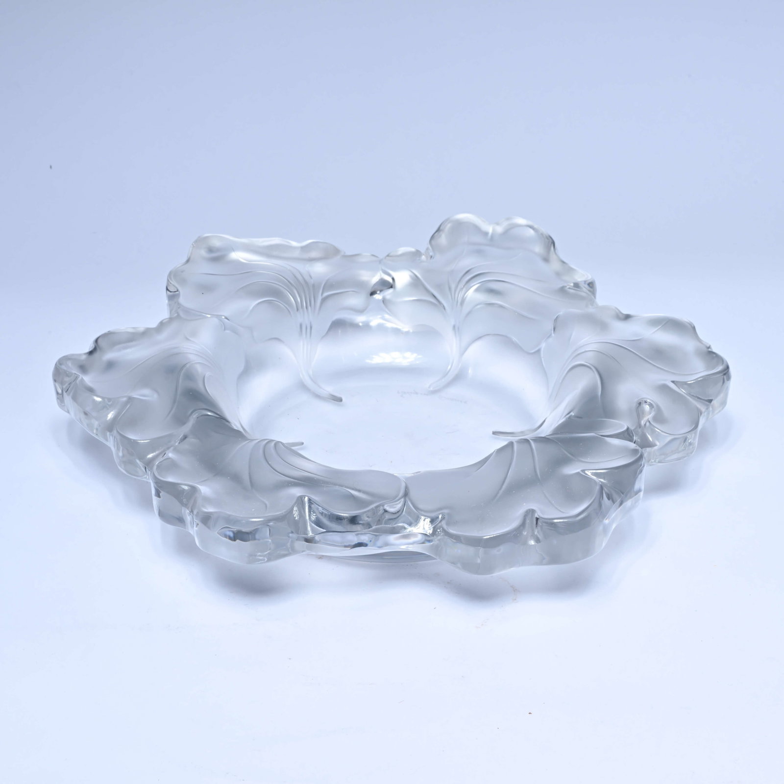 Lalique 'Capucines' crystal bowl, signed Lalique France: Lalique 'Capucines' crystal bowl, signed Lalique France Lalique 'Capucines' kristallen schaal, getekend Lalique France D 31 cm
