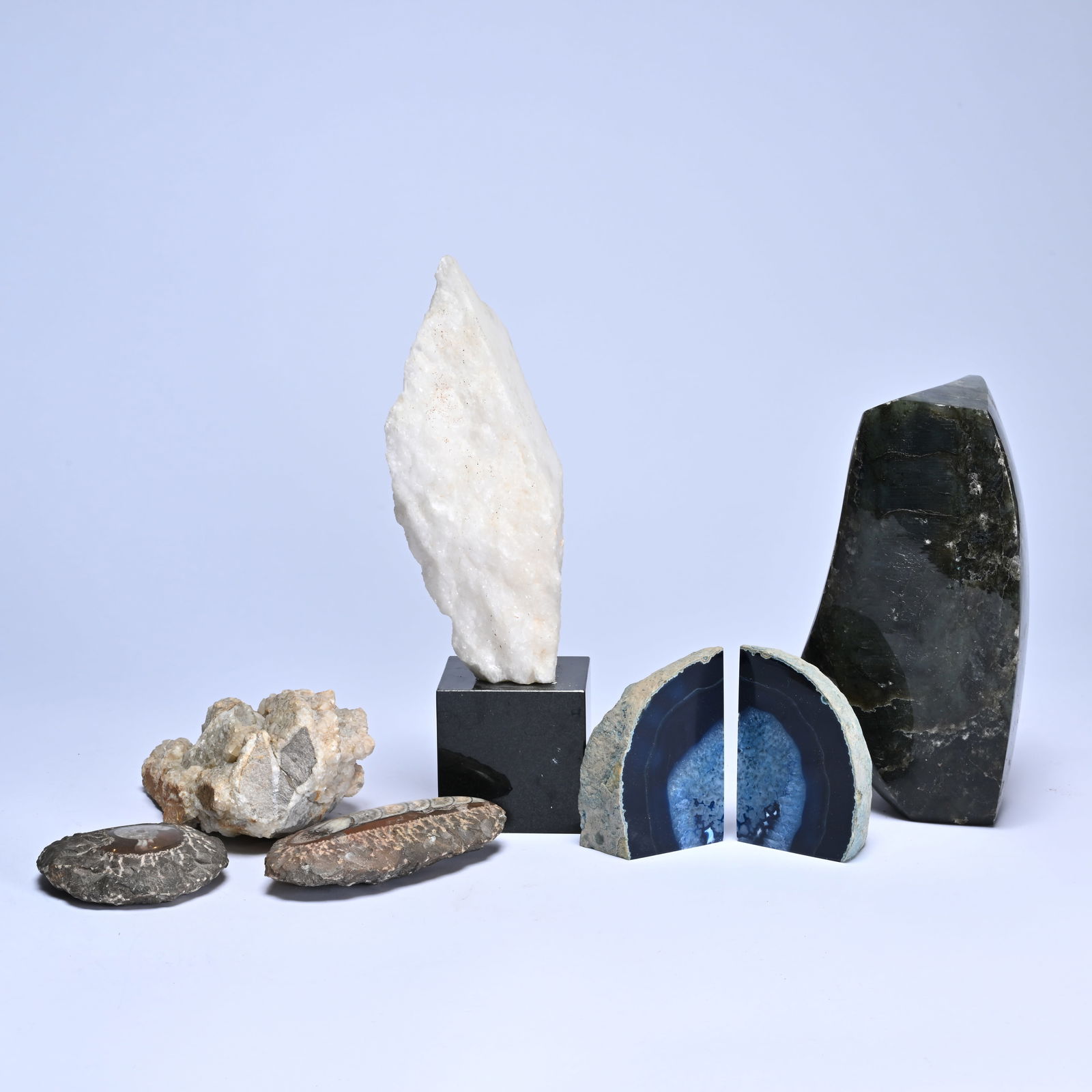 Collection of minerals and rocks, rock crystal, agate, fossils (ammonite and orthoceras),: Collection of minerals and rocks, rock crystal, agate, fossils (ammonite and orthoceras), labradoriteVerzameling mineralen en gesteenten, bergkristal, agaat, fossielen (ammoniet en orthoceras), labrad