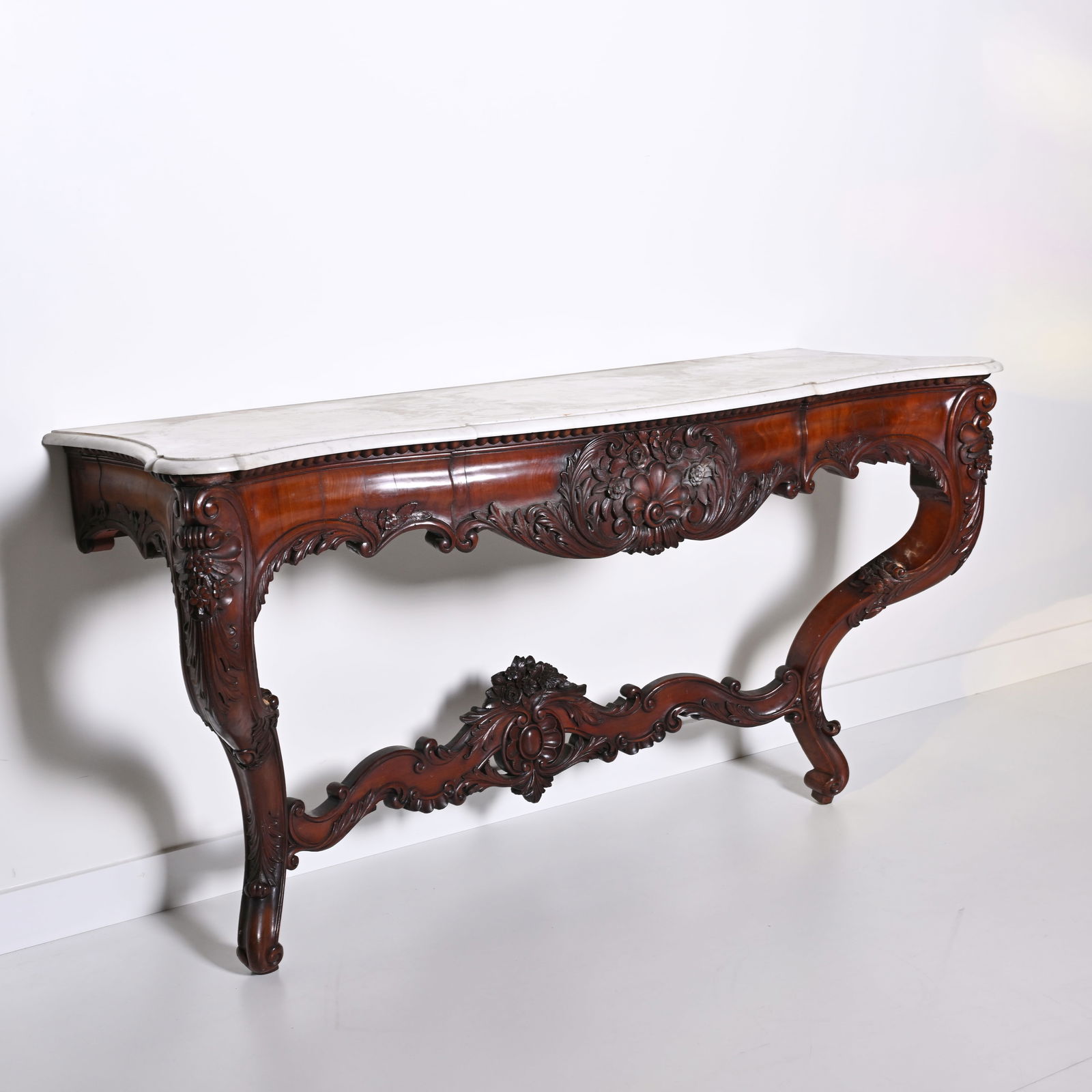 Wall console in mahogany, Louis XV style, with a white marble top and beautifully carved woodwork: Wall console in mahogany, Louis XV style, with a white marble top and beautifully carved woodwork decorated with floral, leaf and shell motifs, 19th centuryWandconsole in acajou, Louis XV stijl, met e
