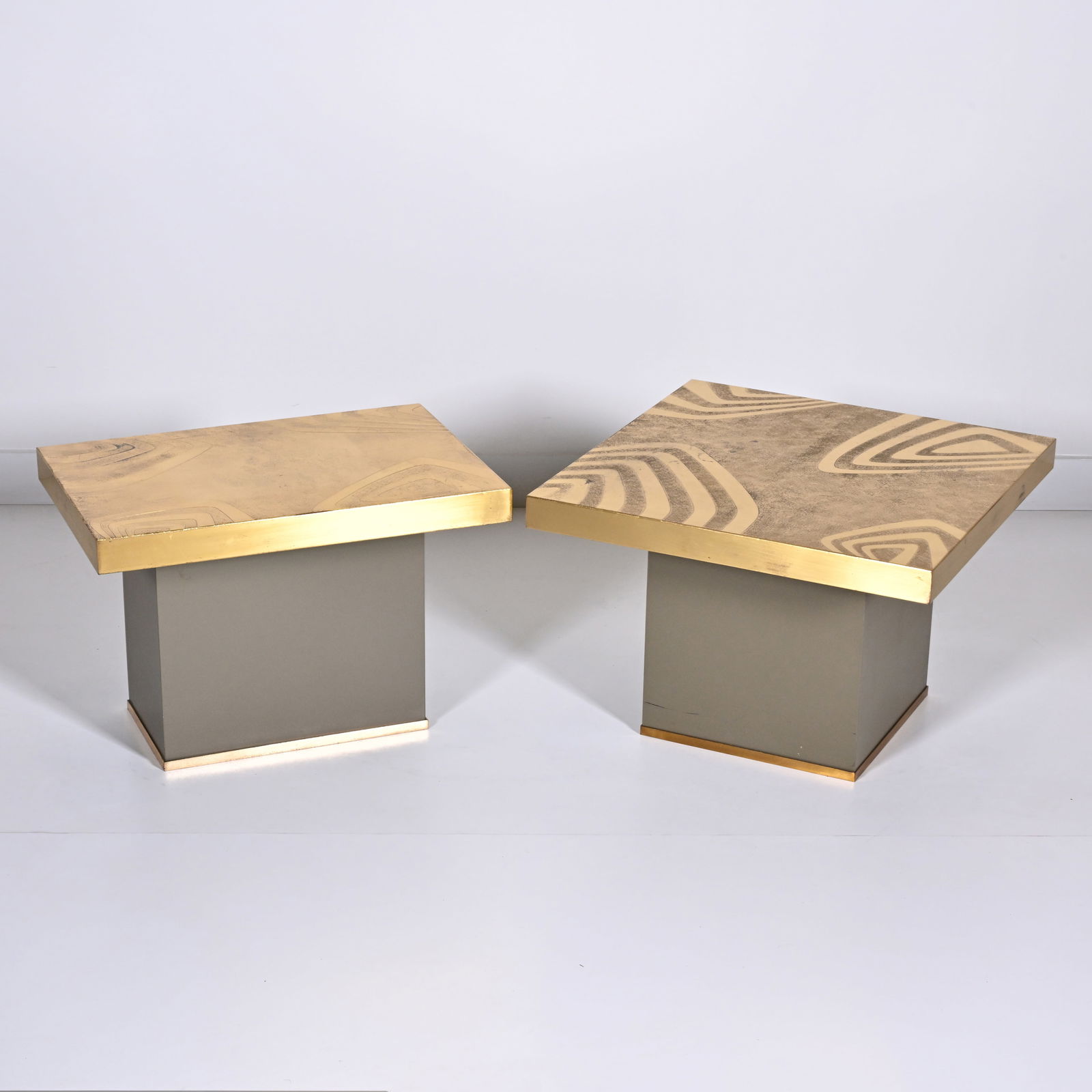 Willy DARO (1918-1990), 2 side tables with square base and brass top, polished and hand-etched: Willy DARO (1918-1990), 2 side tables with square base and brass top, polished and hand-etched surface patterns, one signedWilly DARO (1918-1990), 2 bijzettafeltjes een vierkante voet met messing blad