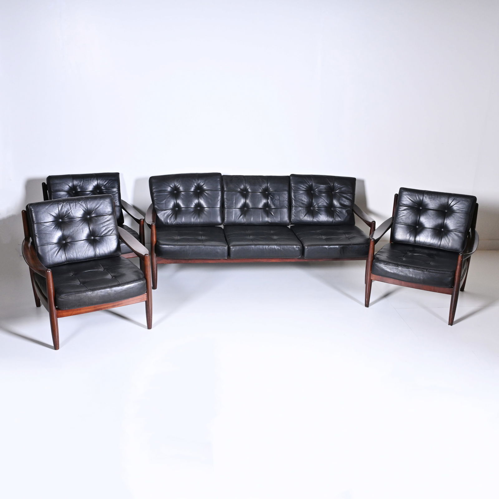 Scandinavian lounge in rosewood and leather, consisting of a three-seater and three single-seater,: Scandinavian lounge in rosewood and leather, consisting of a three-seater and three single-seater, designed by Erik Worts, 1960sScandinavisch salon in palissander en leder, bestaande uit driezit en 3