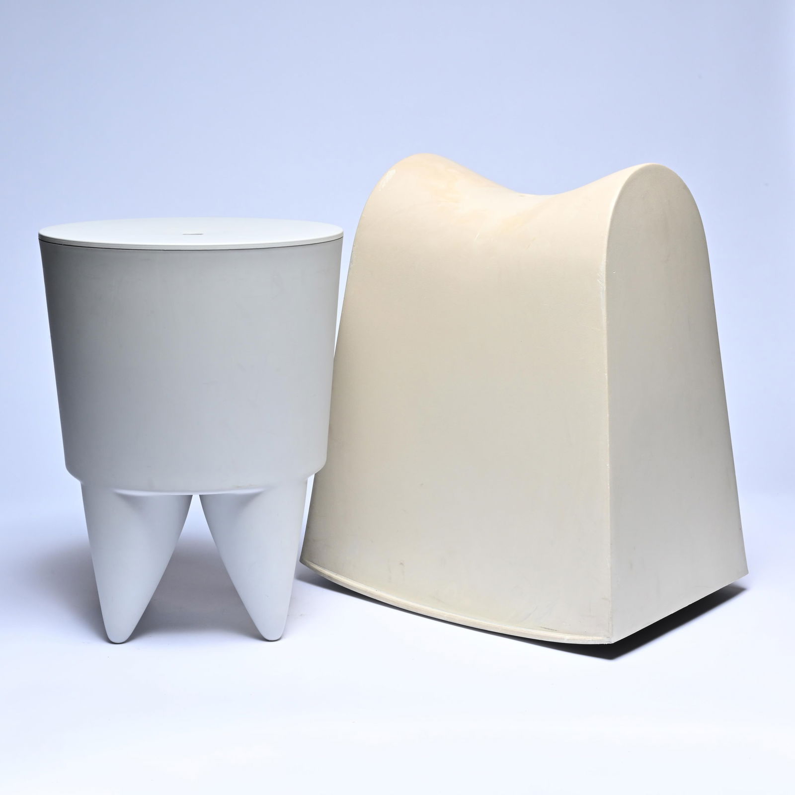 Rocking stool DADADA 1993 and BUBU 1er stool 1991 by Philippe STARCK: Rocking stool DADADA 1993 and BUBU 1er stool 1991 by Philippe STARCKRocking stool DADADA 1993 en BUBU 1er stool 1991 van Philippe STARCK