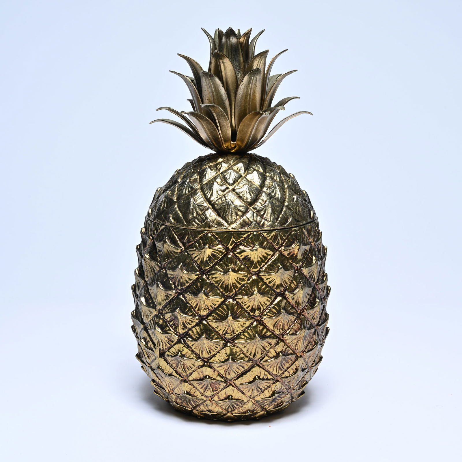 Pineapple ice bucket by Italian designer Mauro Manetti, signed 'M/M' and 'Made in Italy' on the: Pineapple ice bucket by Italian designer Mauro Manetti, signed 'M/M' and 'Made in Italy' on the bottom'Ananas'-ijs-emmer van de Italiaanse designer Mauro Manetti, onderaan gesigneerd 'M/M' en 'Made in