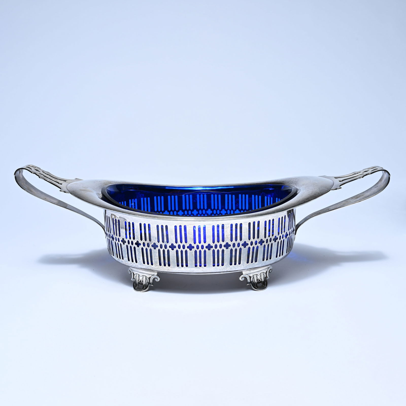 Silver jardinière with blue glass liner, Sterling silver, marked Peacock Chicago, 2 stamps, 635: Silver jardinière with blue glass liner, Sterling silver, marked Peacock Chicago, 2 stamps, 635 gramsZilveren jardinière met blauwe glazen liner, Sterling zilver, gemerkt Peacock Chicago, 2 stempels