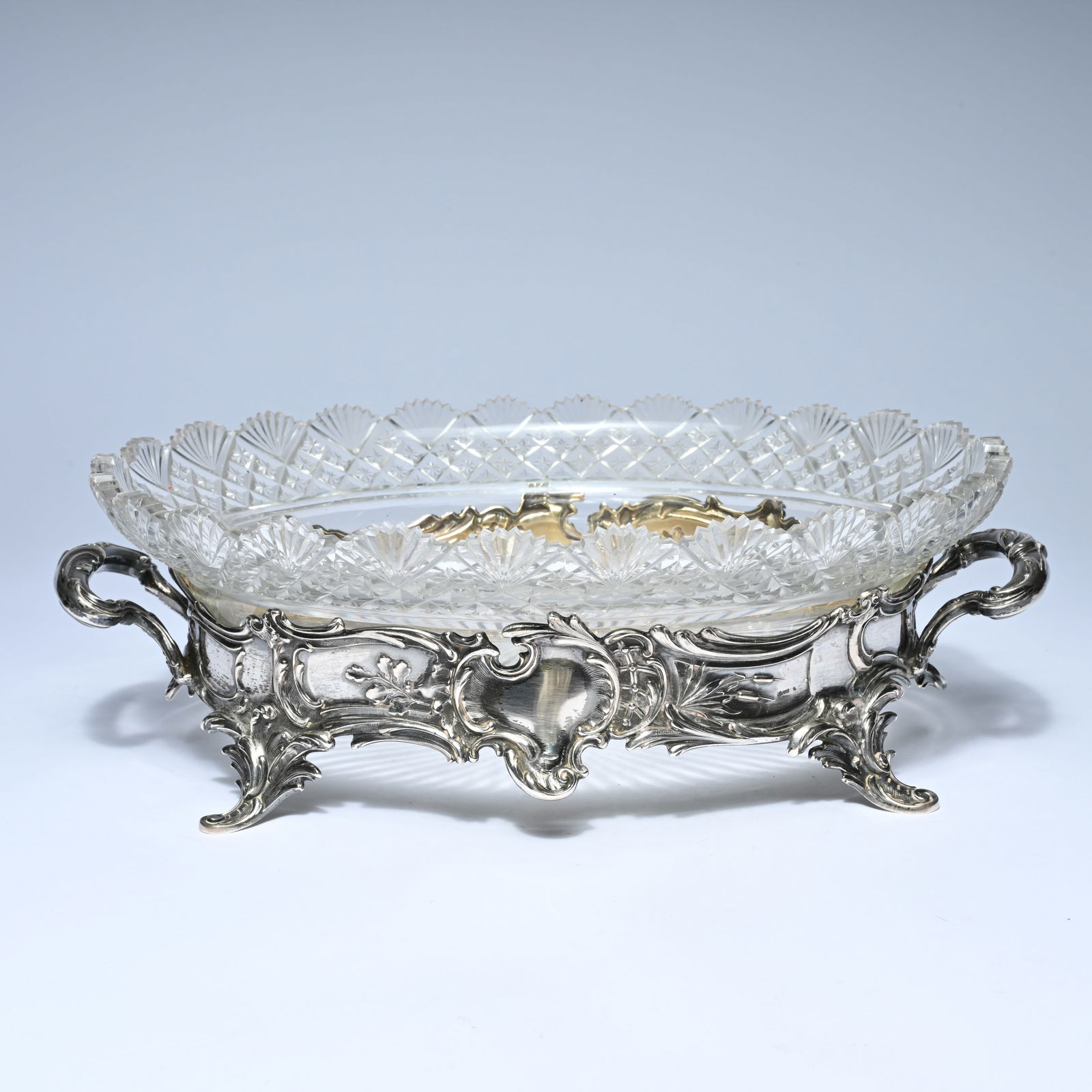 Oval jardinière consisting of a richly chiselled silver mount with graceful cartouches, acanthus (1 of 7)