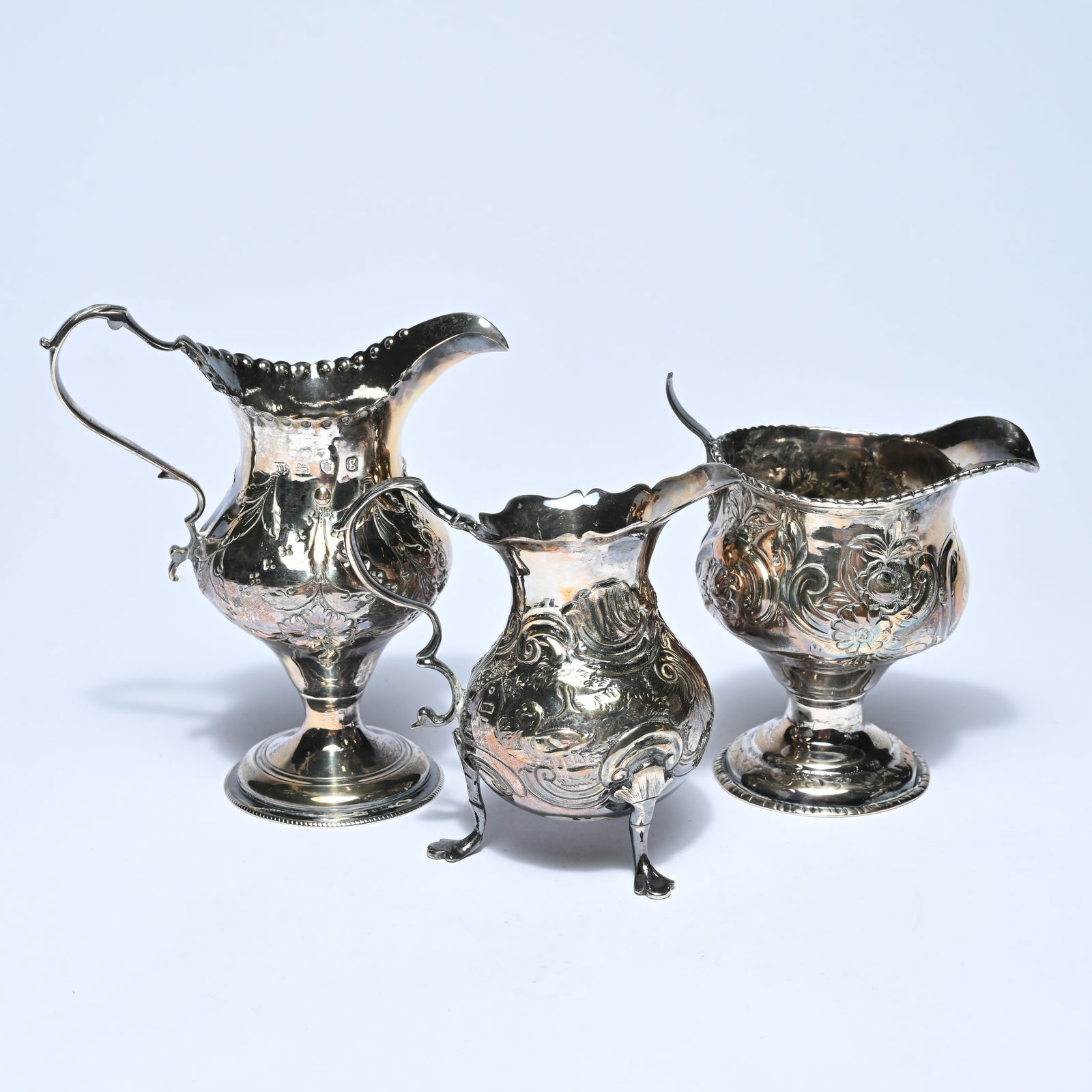 3 silver English milk jugs with engraved floral decoration, 18th century hallmarks, 262 grams (1 of 9)