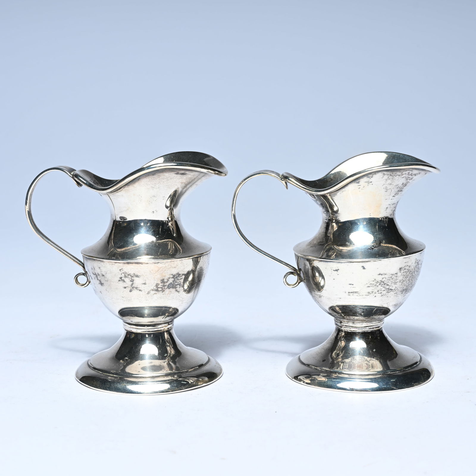 2 liturgical jugs (water and wine) on a silver tray, hallmarks, weight 427 grams: 2 liturgical jugs (water and wine) on a silver tray, hallmarks, weight 427 grams2 liturgische kannetjes (water en wijn) op zilveren plateau, merktekens, gewicht 427 gramH 9 cm (cup), 24 x 16.5 cm (pla