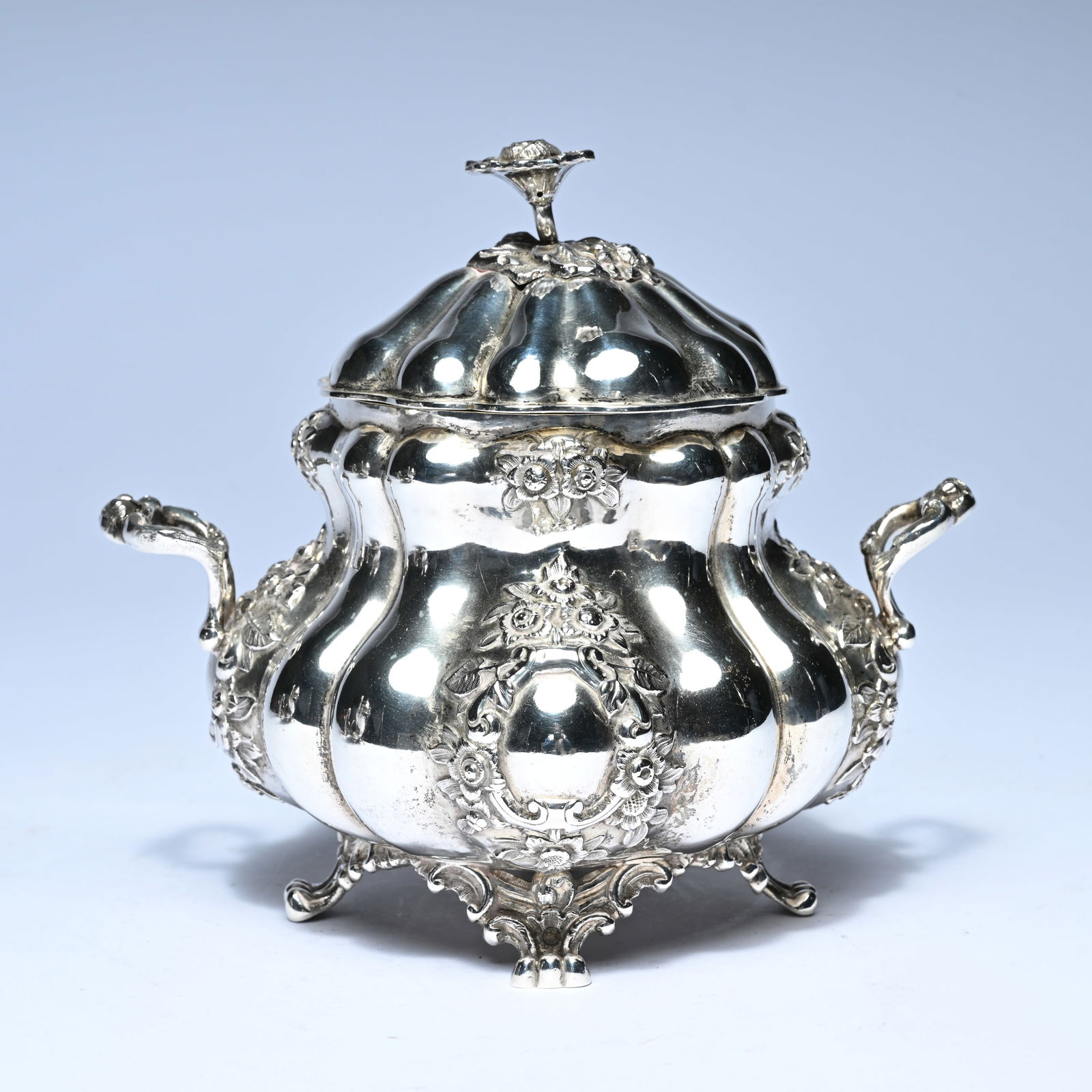 Richly decorated silver sugar bowl, Wolfers, with a wavy, profiled bowl, fitted with two decorative (1 of 12)