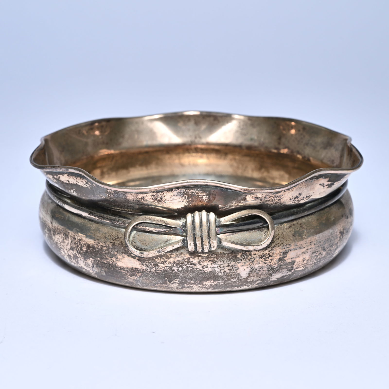 Silver bowl decorated with a bow, marked AY900, 295 grams (1 of 6)