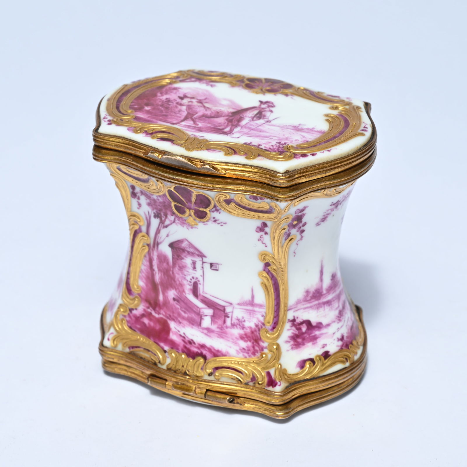 Porcelain snuff box with two hinged lids, richly decorated in purple camomile with landscape scenes (1 of 7)