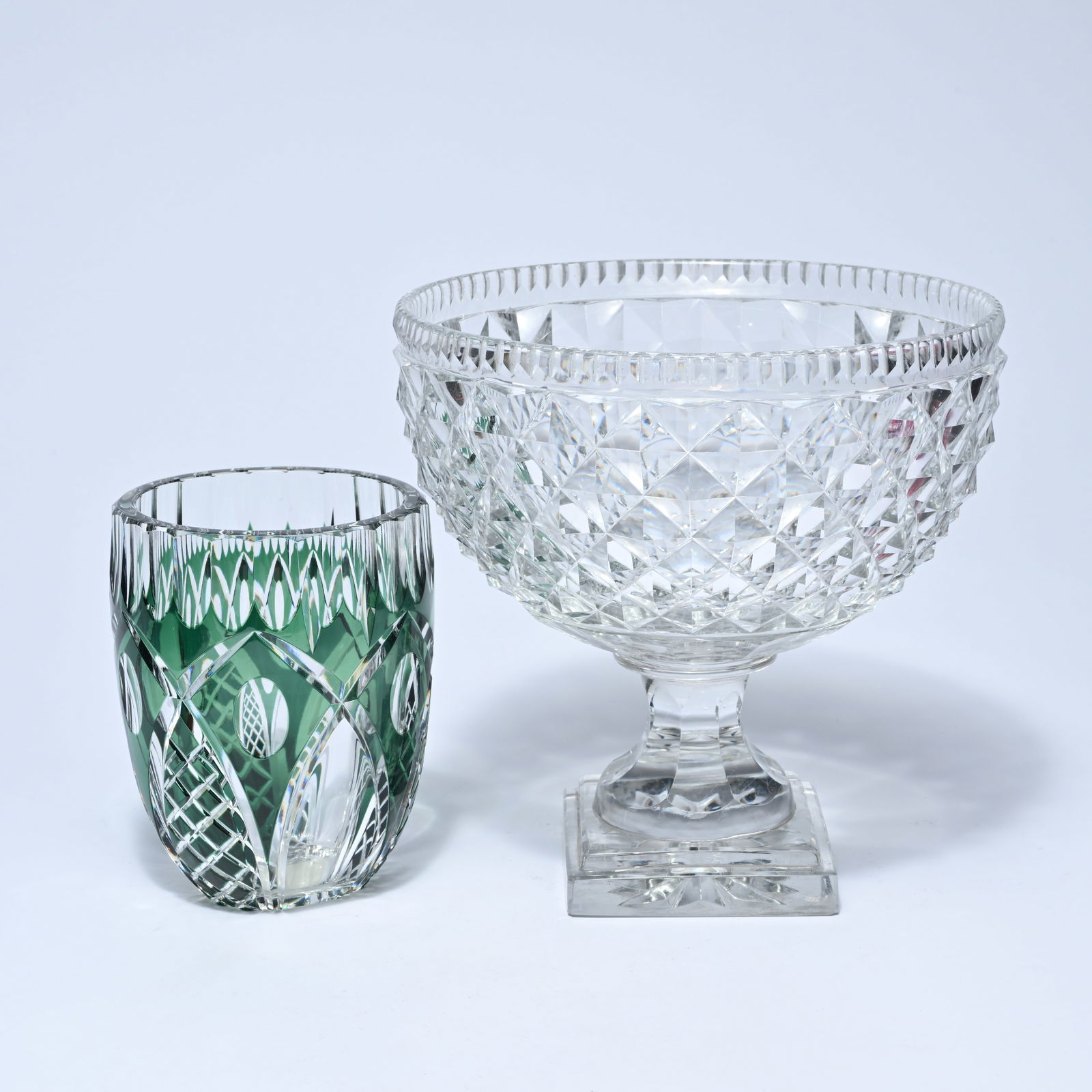Val Saint Lambert green and clear cut crystal vase, signed and a white cut crystal coupe on foot: Val Saint Lambert green and clear cut crystal vase, signed and a white cut crystal coupe on footVal Saint Lambert groen en helder geslepen kristallen vaas, getekend en een wit geslepen kristallen coup
