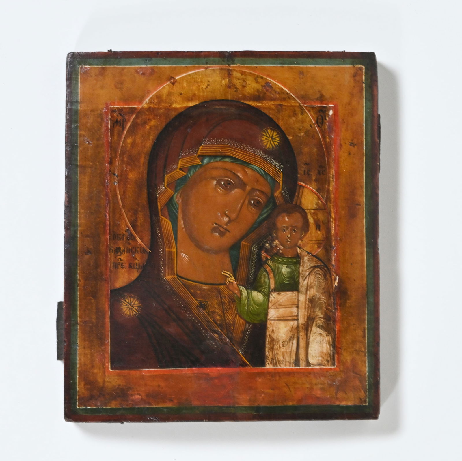 Russian icon of the Mother of God of Kazan, 19th century: Russian icon of the Mother of God of Kazan, 19th centuryRussische icoon van de Moeder Gods van Kazan, 19e eeuw31 x 26.5 cm