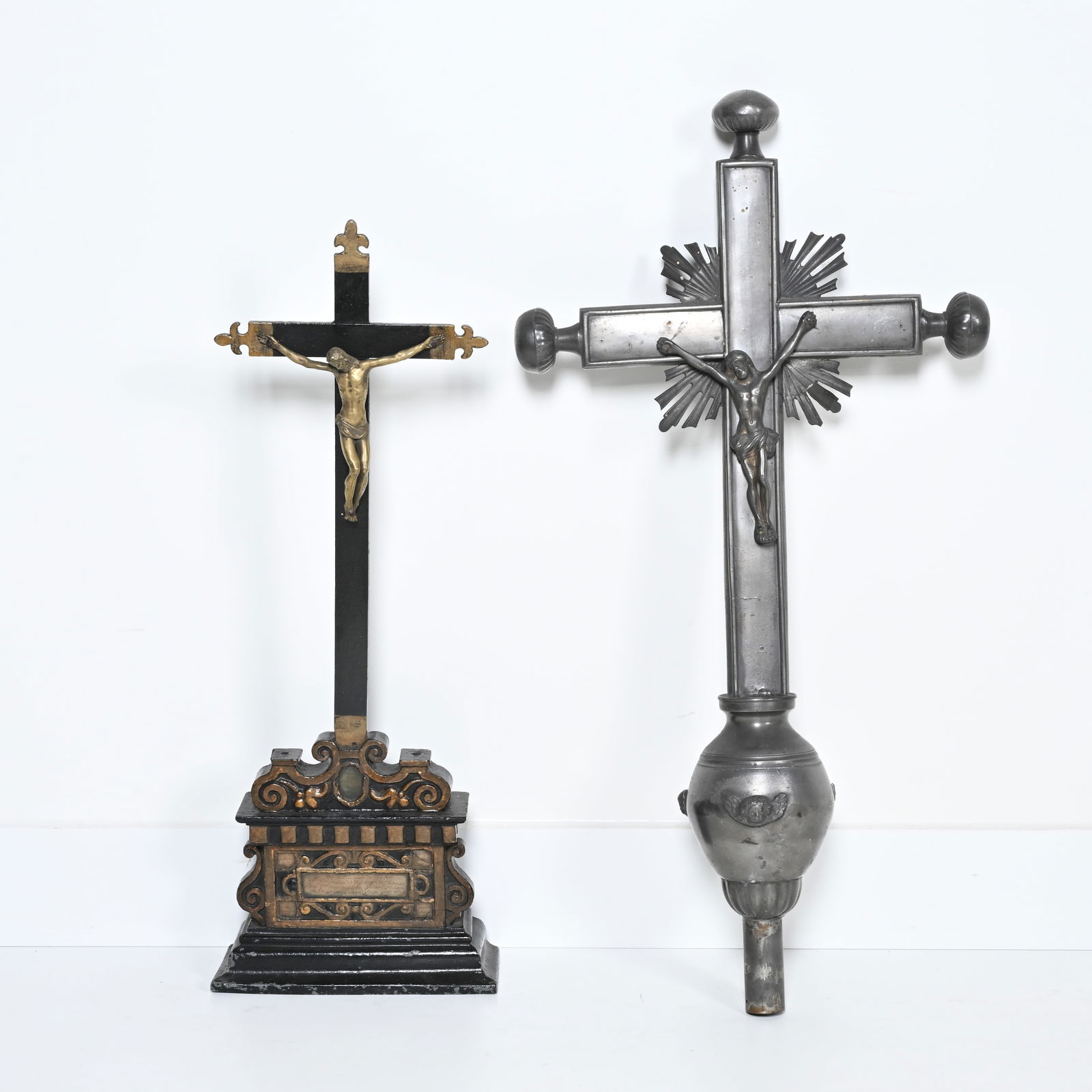 2 crucifixes, consisting of an altar cross on a wooden base with a gilded figure of Christ, and a (1 of 4)