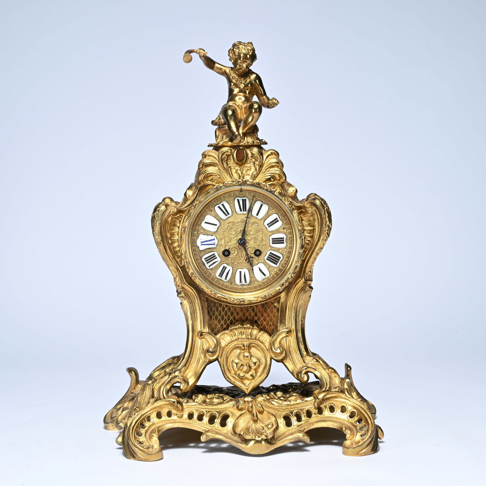 Gilded bronze mantel clock in Louis XV style, crowned with a playful child (1 of 7)