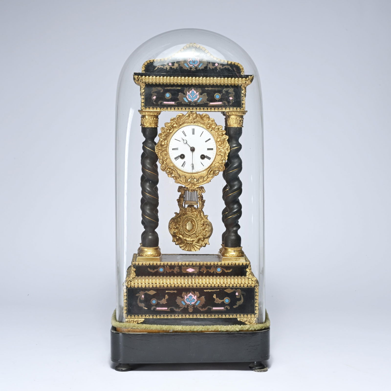 French Napoleon III globe clock (19th century), with gilt brass frame, twisted columns and richly: French Napoleon III globe clock (19th century), with gilt brass frame, twisted columns and richly decorated base with mother of pearl, under a glass dome on a wooden baseFranse pendule Napoleon III so