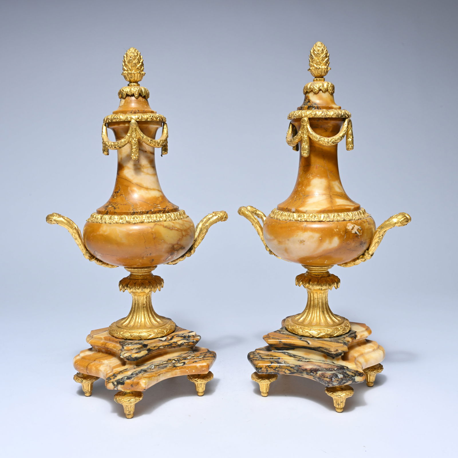 A pair of decorative vases in richly veined orange onyx/marble with finely chiselled and gilded (1 of 5)