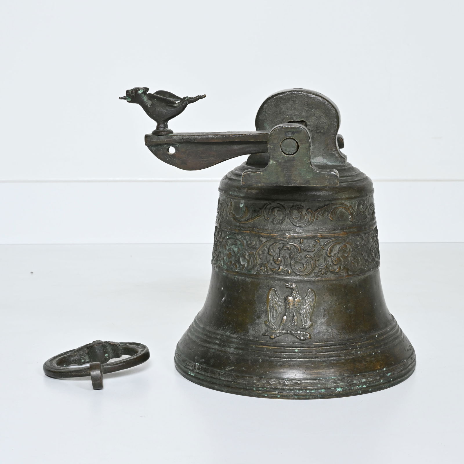 Bronze bell decorated with a dragon, Ghent (1 of 7)