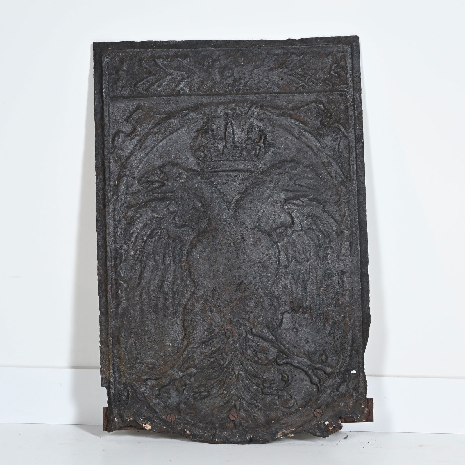 Antique cast iron fireback depicting a double-headed eagle with crown for the Habsburg Empire.,: Antique cast iron fireback depicting a double-headed eagle with crown for the Habsburg Empire.Dated late 17th, early 18th century.Antieke gietijzeren haardplaat met de afbeelding van een dubbelkoppige