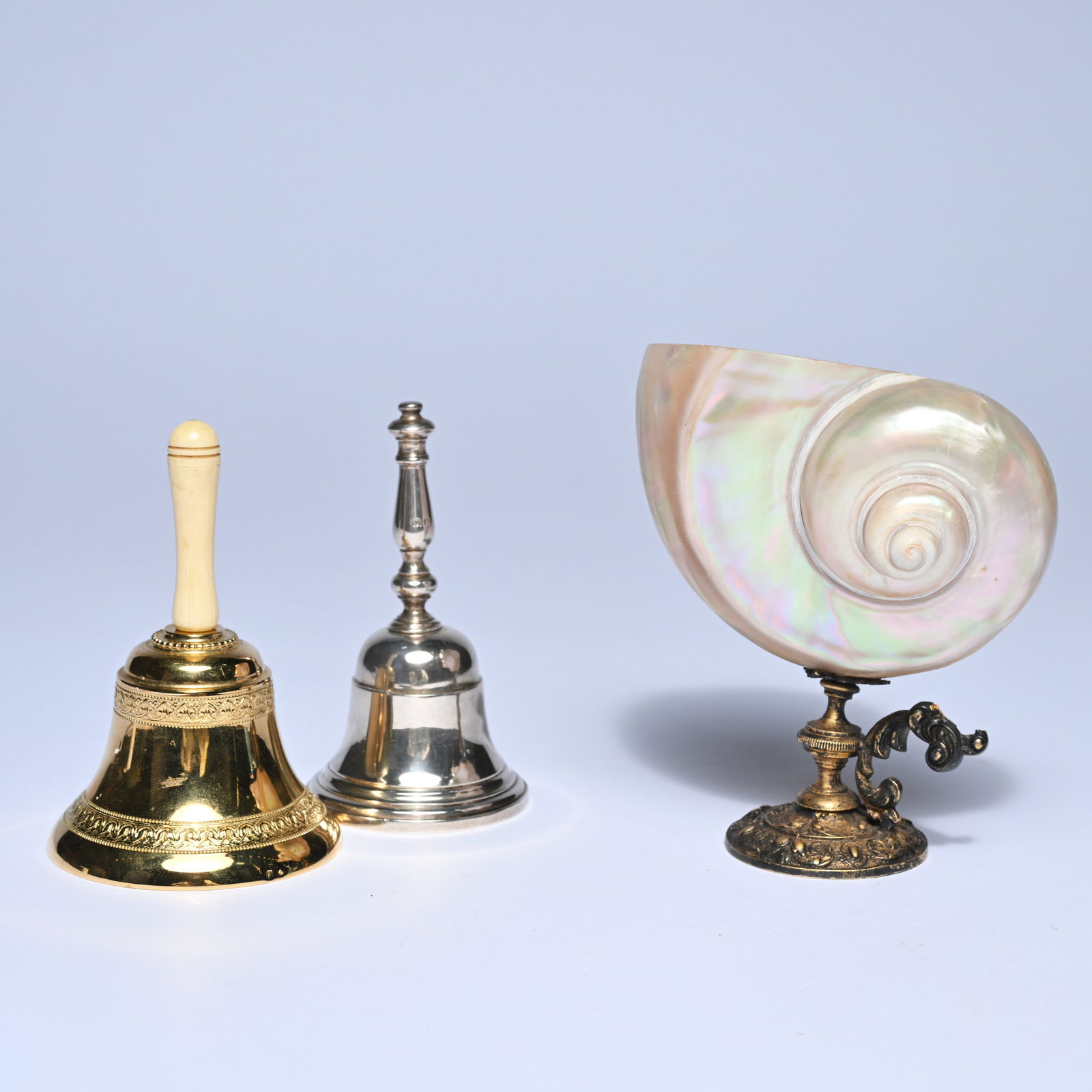 Lot van een zilveren bel (Richard Comyns), een vergulde bel (gestempeld) en een nautilusschelp op (1 of 11)