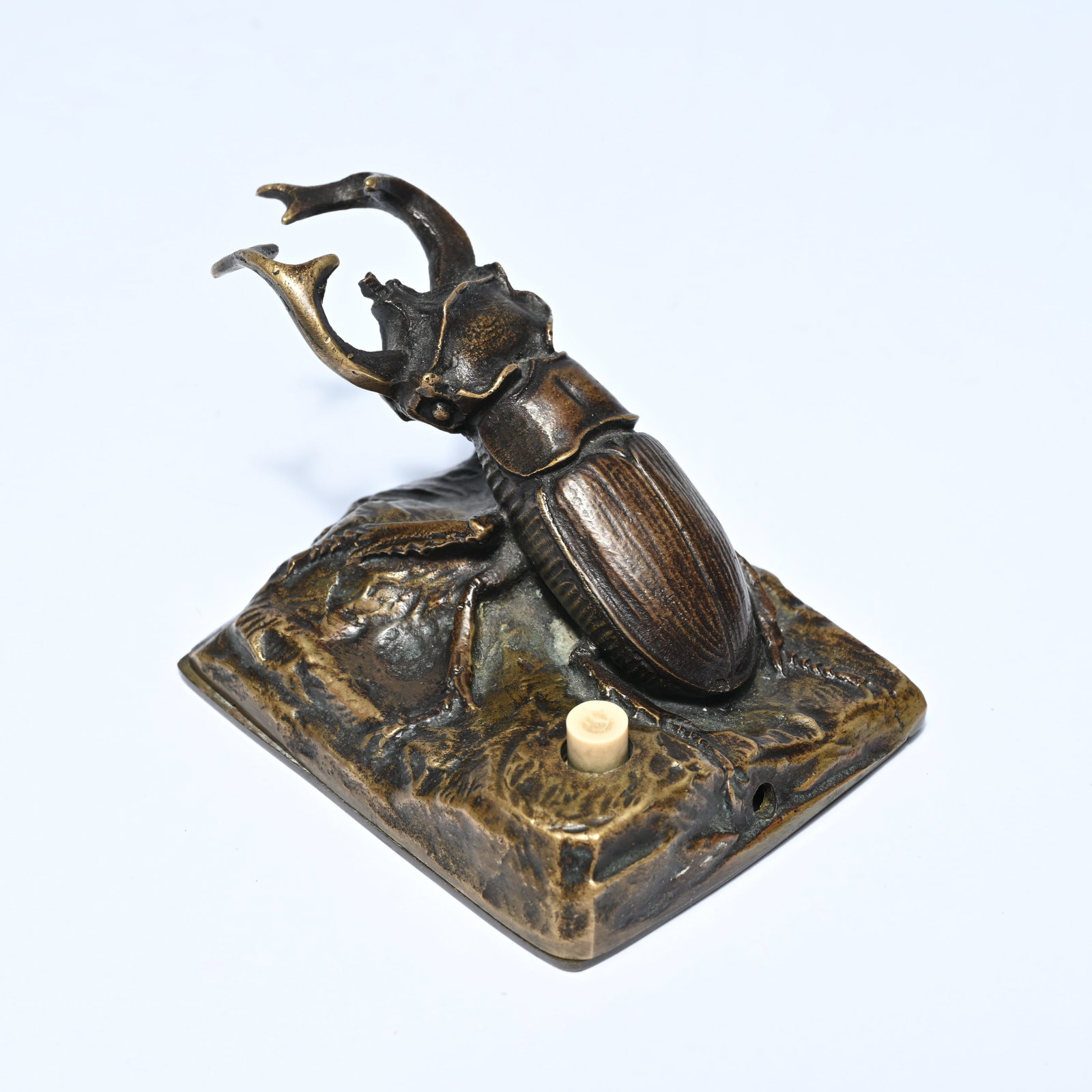 Salon bell or butler bell in bronze in the shape of a stag beetle (Lucarnus Cervus) on a rocky base, (1 of 7)