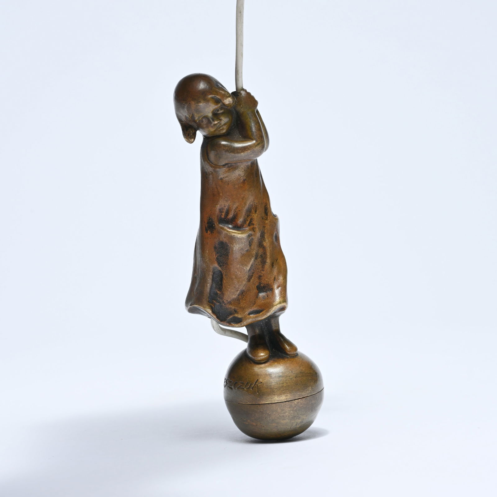 Peter TERESZCZUK (1875-1963), Bronze hall bell or butler bell with a young girl on a spherical bell: Peter TERESZCZUK (1875-1963), Bronze hall bell or butler bell with a young girl on a spherical bell housing holding onto the wiring, Art Nouveau. Signed and marked with typical monogram, circa 1900Pet