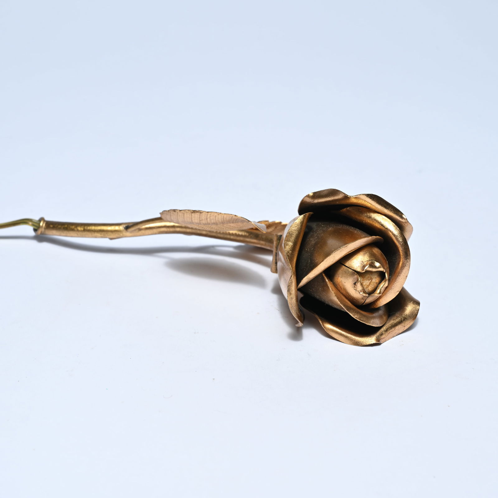Salon bell or table bell (mid-century), in the shape of a rosebud with petals, signed: Salon bell or table bell (mid-century), in the shape of a rosebud with petals, signedSalonbel of tafelbel (mid-century), in de vorm van een rozenknop met blaadjes, gesigneerdL 14 cm