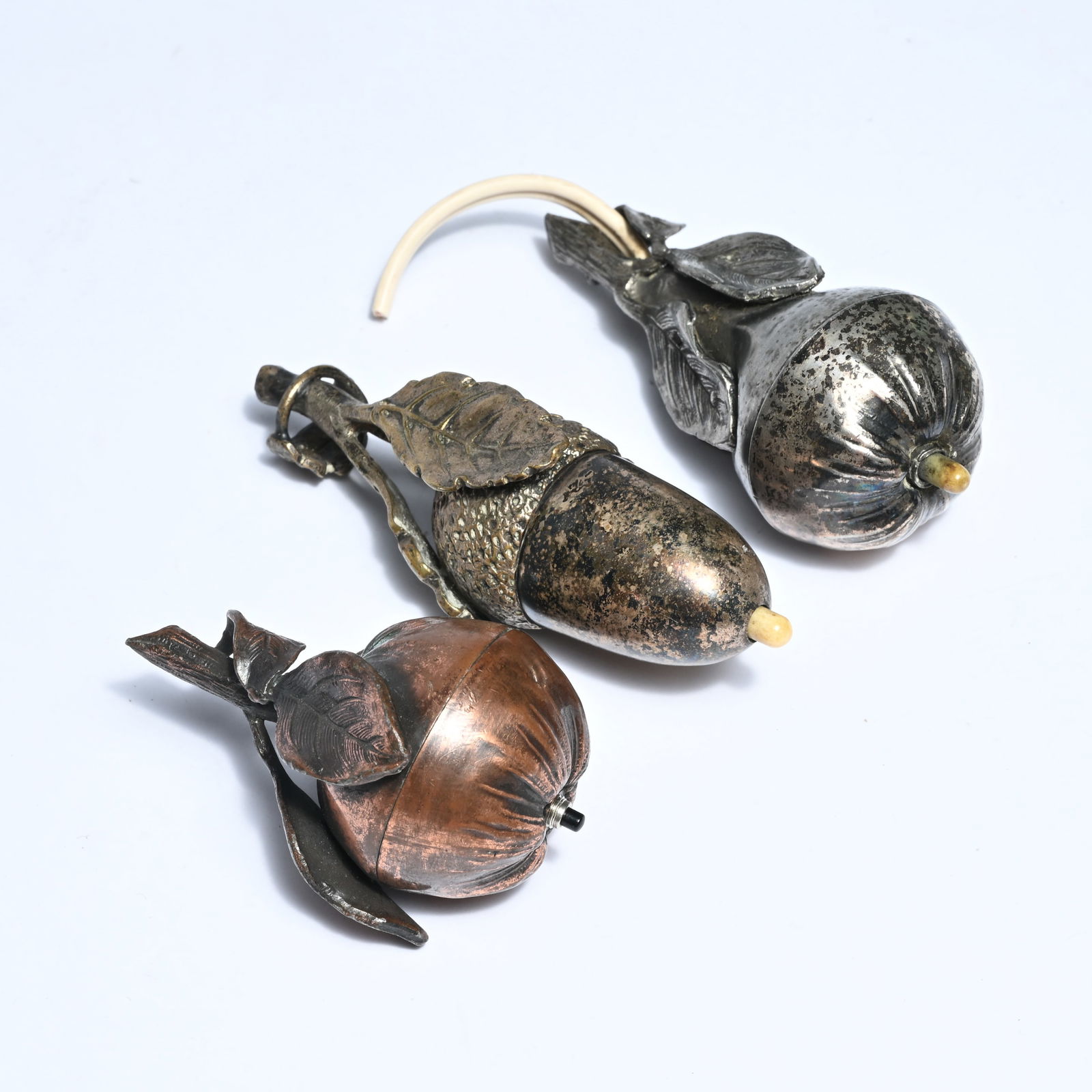 3 metal butler bells and parlour bells, shaped like fruit and an acorn (circa 1900) (1 of 4)