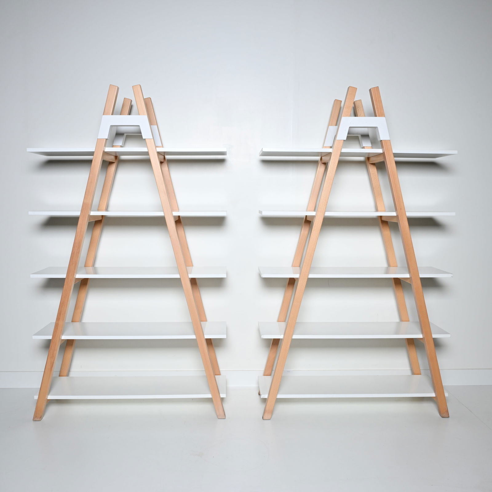 2 A-Frame Asko bookcases: 2 A-Frame Asko bookcases2 boekenrekken A-Frame Asko170.5 x 100 x 40 cm