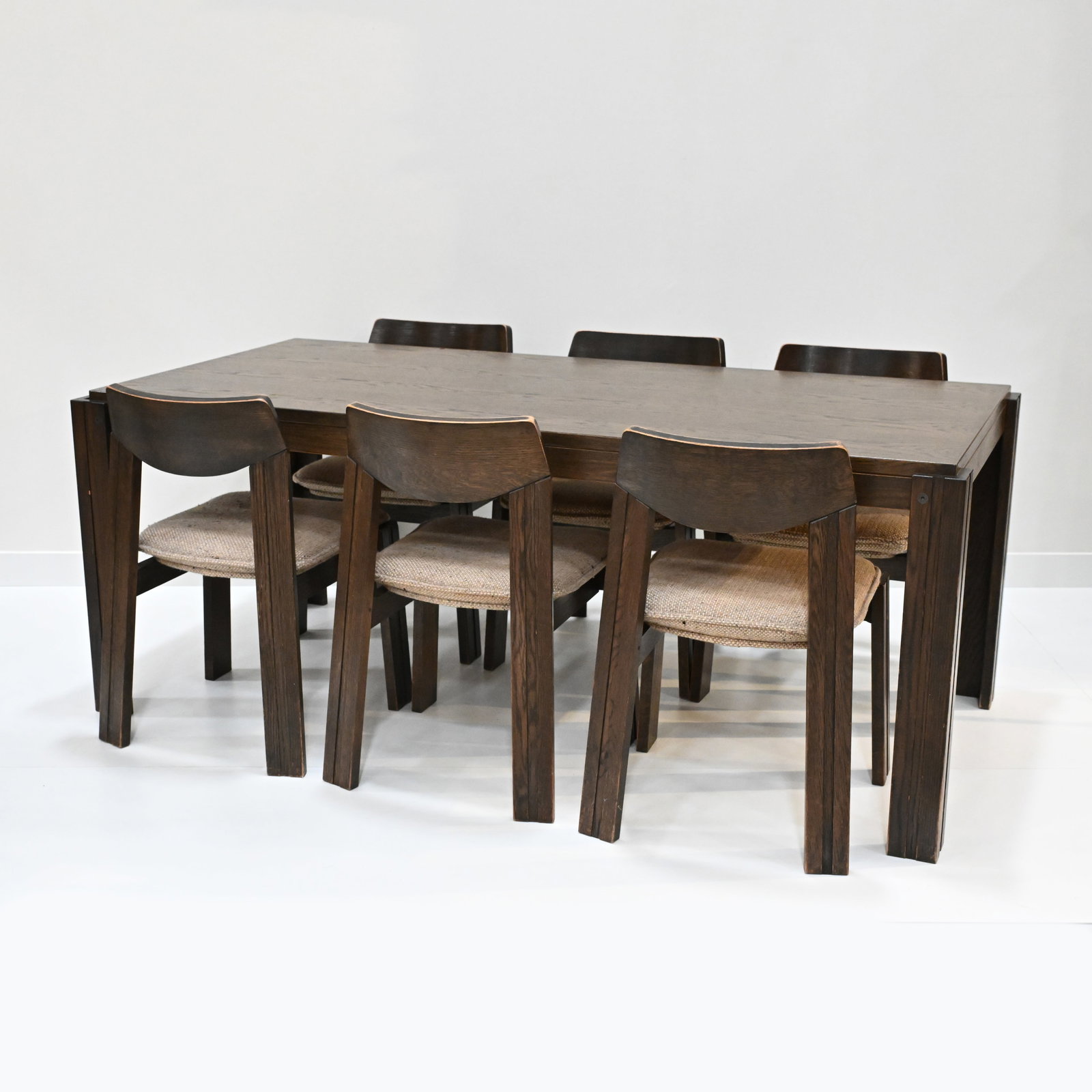 Beautifully designed midcentury dining set in brutalist style including six chairs with fabric seat: Beautifully designed midcentury dining set in brutalist style including six chairs with fabric seat and a tablePrachtig midcentury eethoek in brutalistische stijl bestaande uit zes stoelen met stoffen