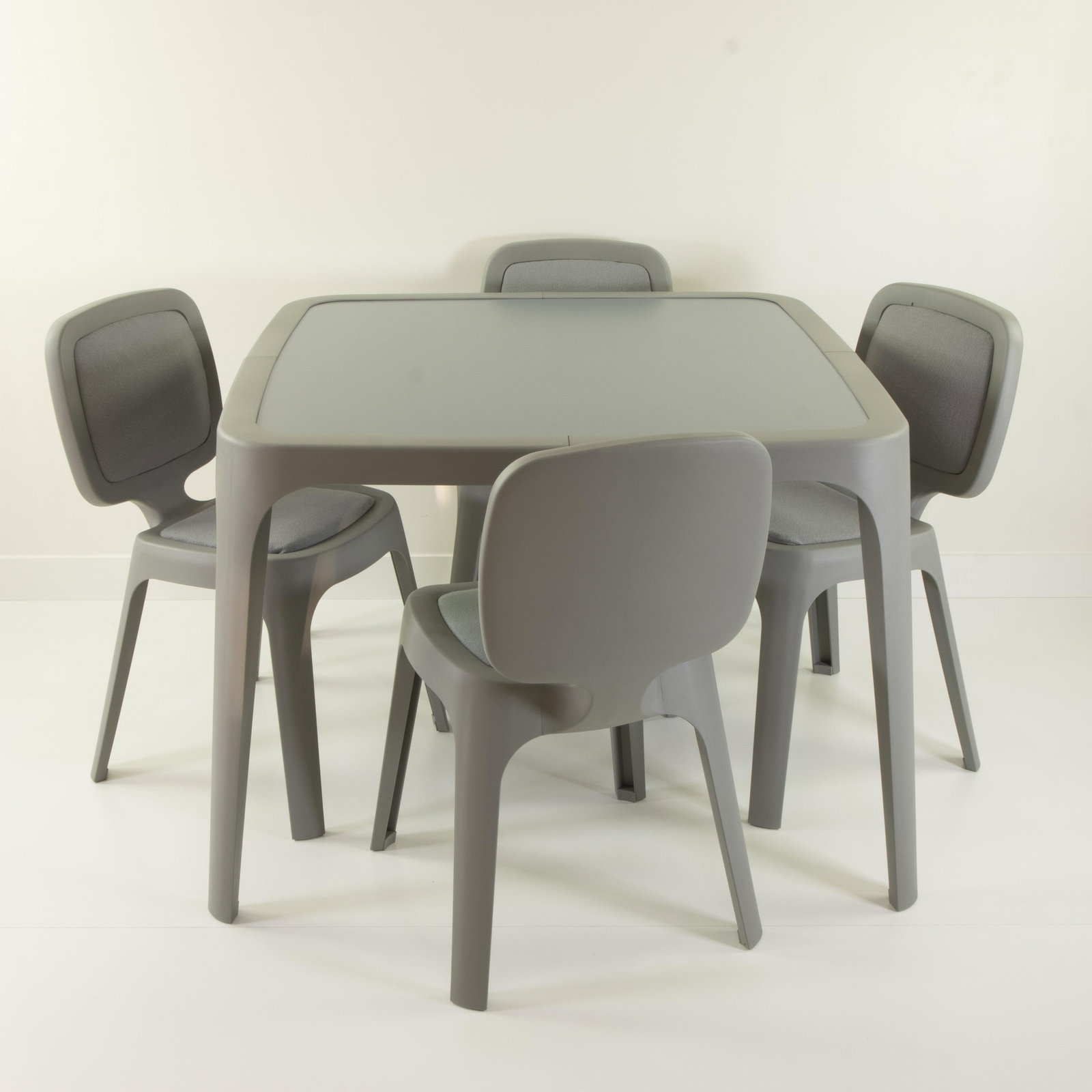 Marc NEWSON (1963), grey 'coast' table and 4 chairs, plastic, fabric upholstery (ca. 1995), for (1 of 5)