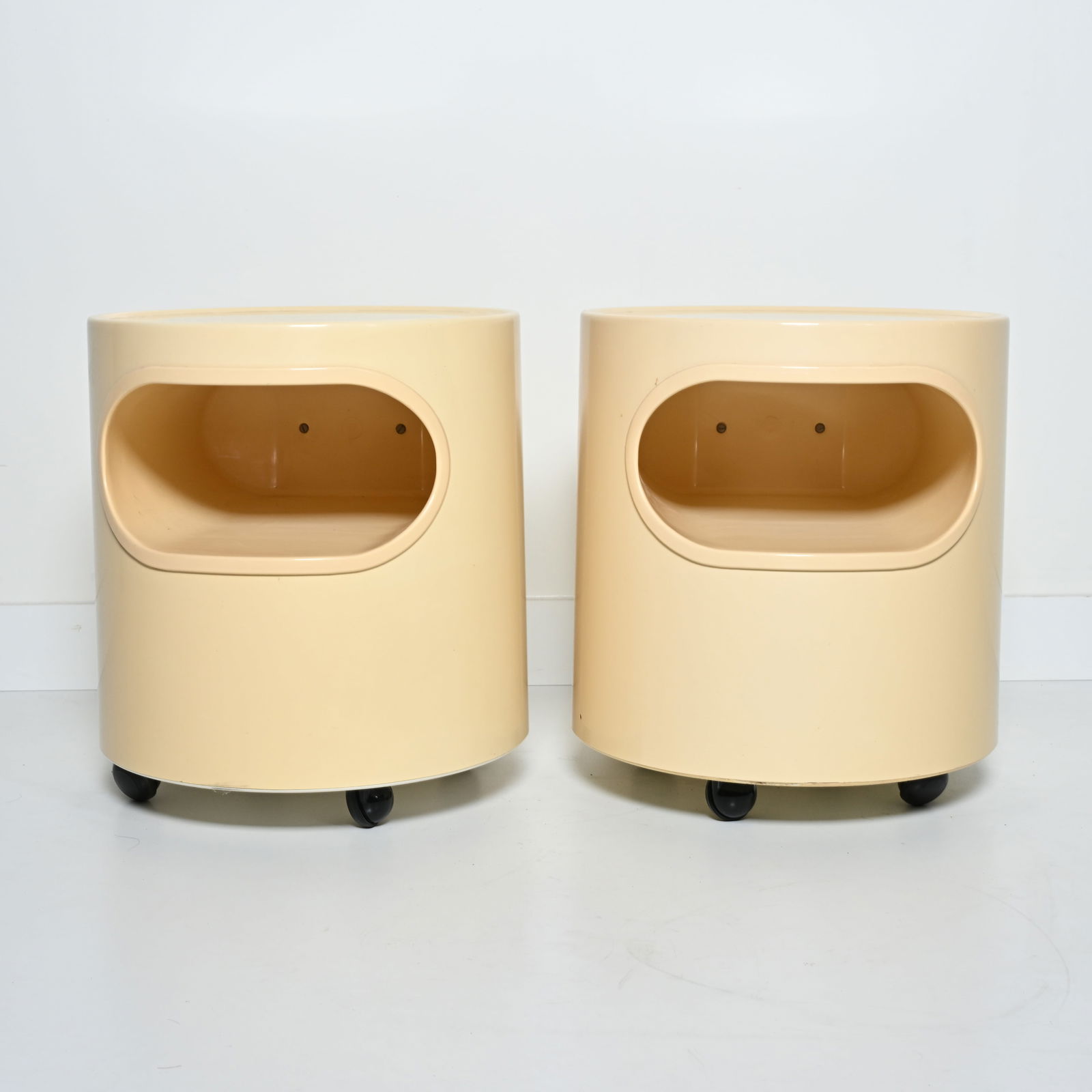 Pair of Giano-Giano-Vano bedside tables designed by Emma Gismondi Schweinberger for Artemide, 1966,: Pair of Giano-Giano-Vano bedside tables designed by Emma Gismondi Schweinberger for Artemide, 1966, made of molded ABS plasticPaar Giano-Giano-Vano nachtkastjes ontworpen door Emma Gismondi Schweinber