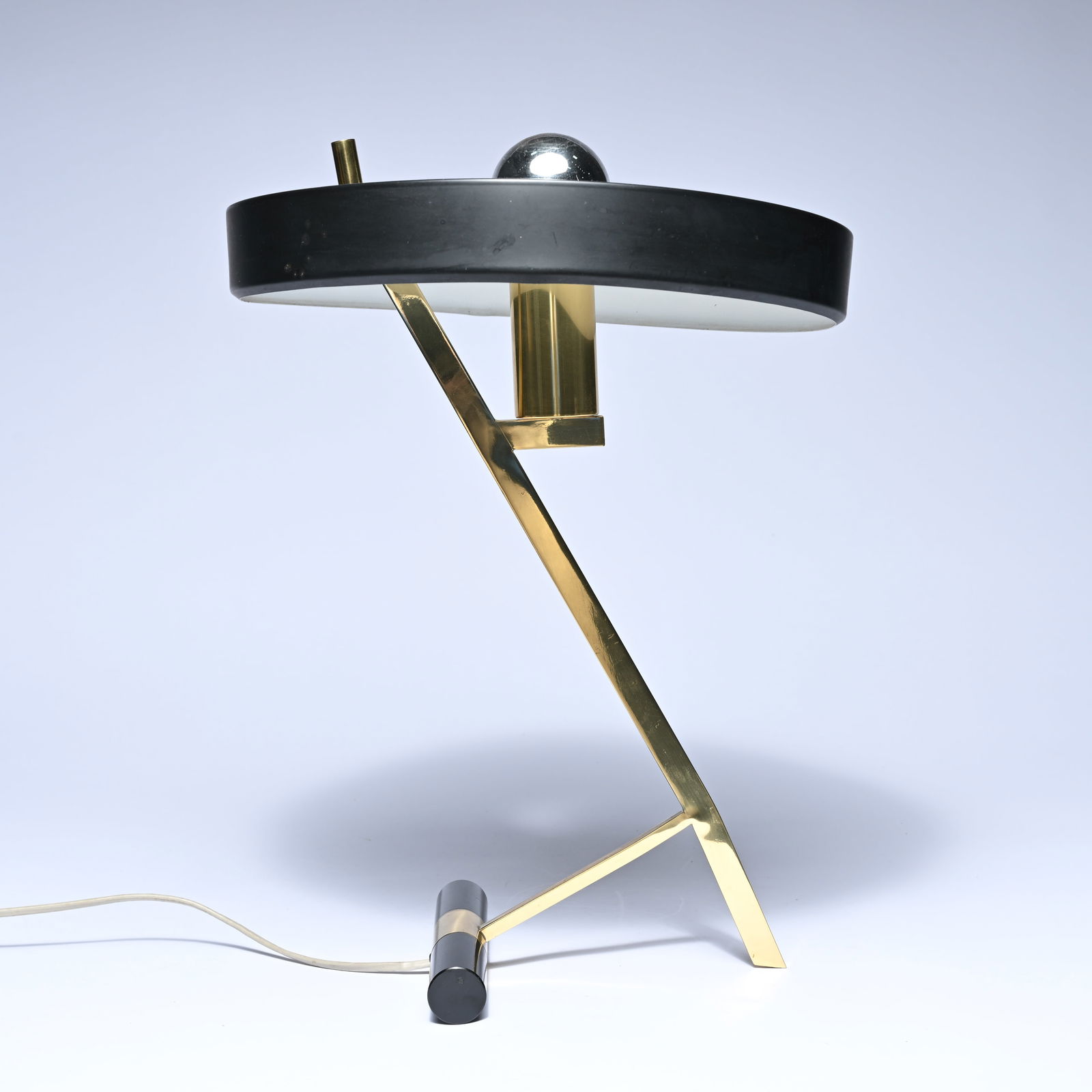 Philips Louis Kalff 'Z-lamp' or the 'Diplomat' desk lamp, with a polished brass base and a black (1 of 7)