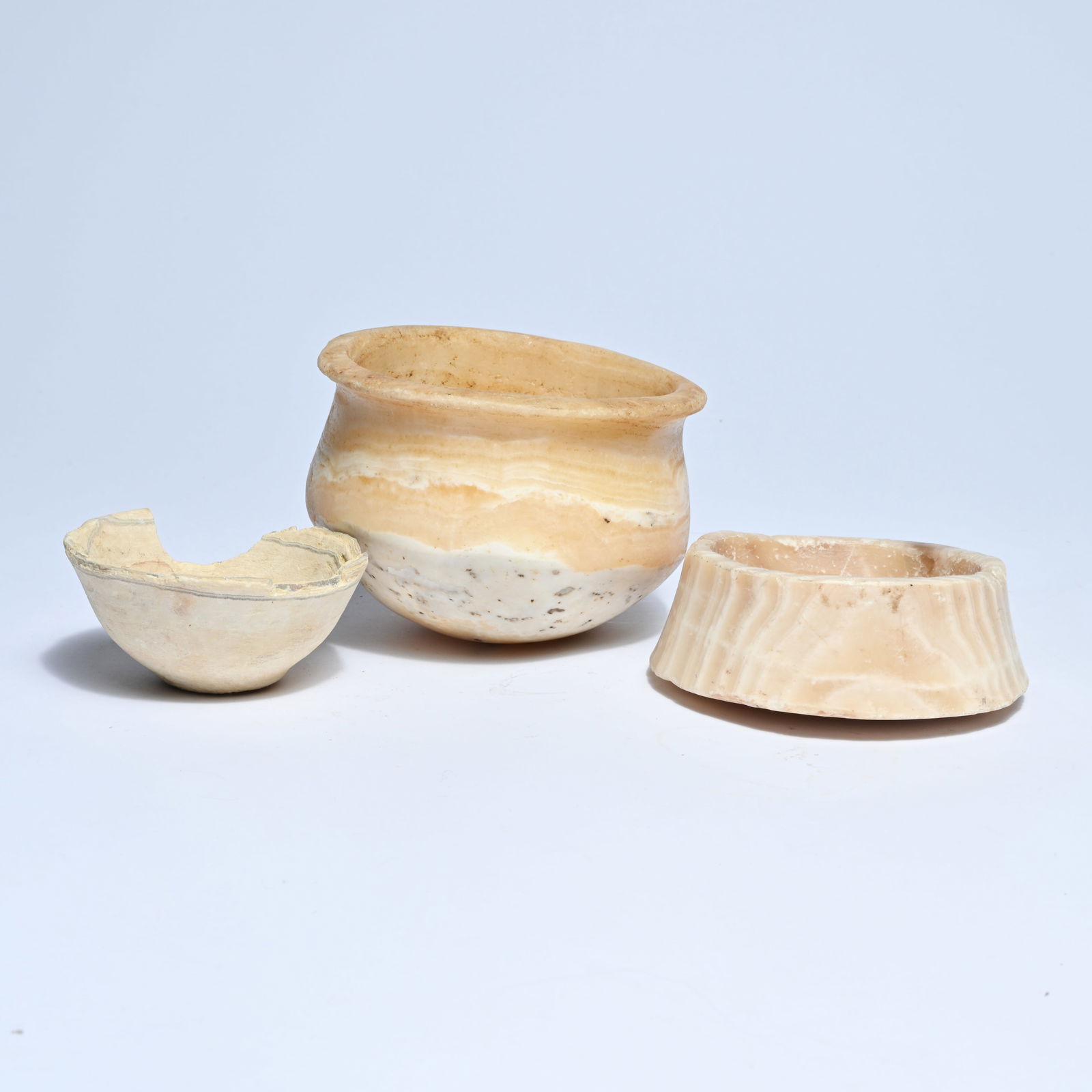 3 pieces of alabaster pottery, Ancient Bactria, 2000-800 BC: 3 pieces of alabaster pottery, Ancient Bactria, 2000-800 BC3 albasten aardewerkstukken, Oud-Bactrië, 2000-800 v.Chr.H 4.5-9.5 cm