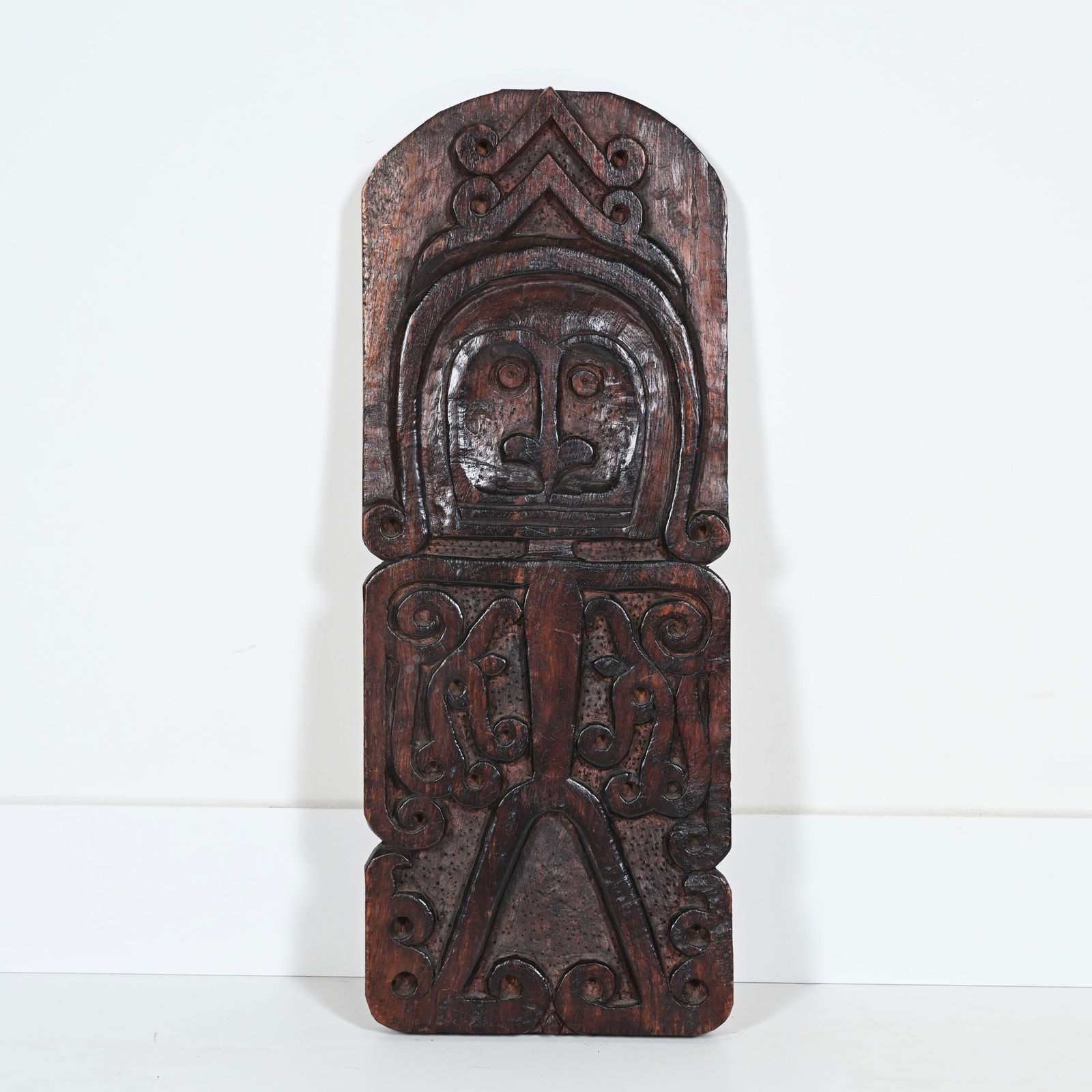 Korwar (Indonesia), Wooden panel depicting an ancestor for a house altar: Korwar (Indonesia), Wooden panel depicting an ancestor for a house altarKorwar (Indonesië), Houten paneel met de afbeelding van een voorouder voor een huisaltaarH 51 cm