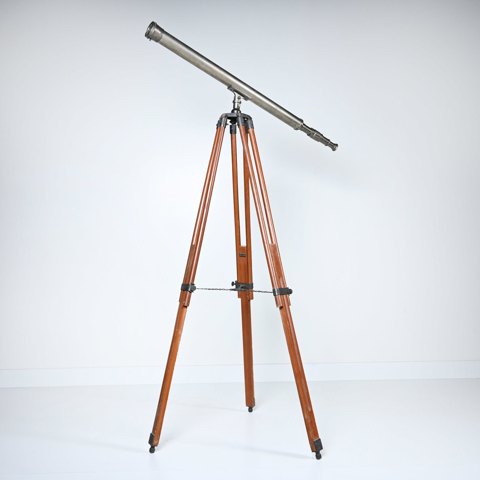 Extendable telescope mounted on a wooden tripod with adjustable legs, 20th century (1 of 8)