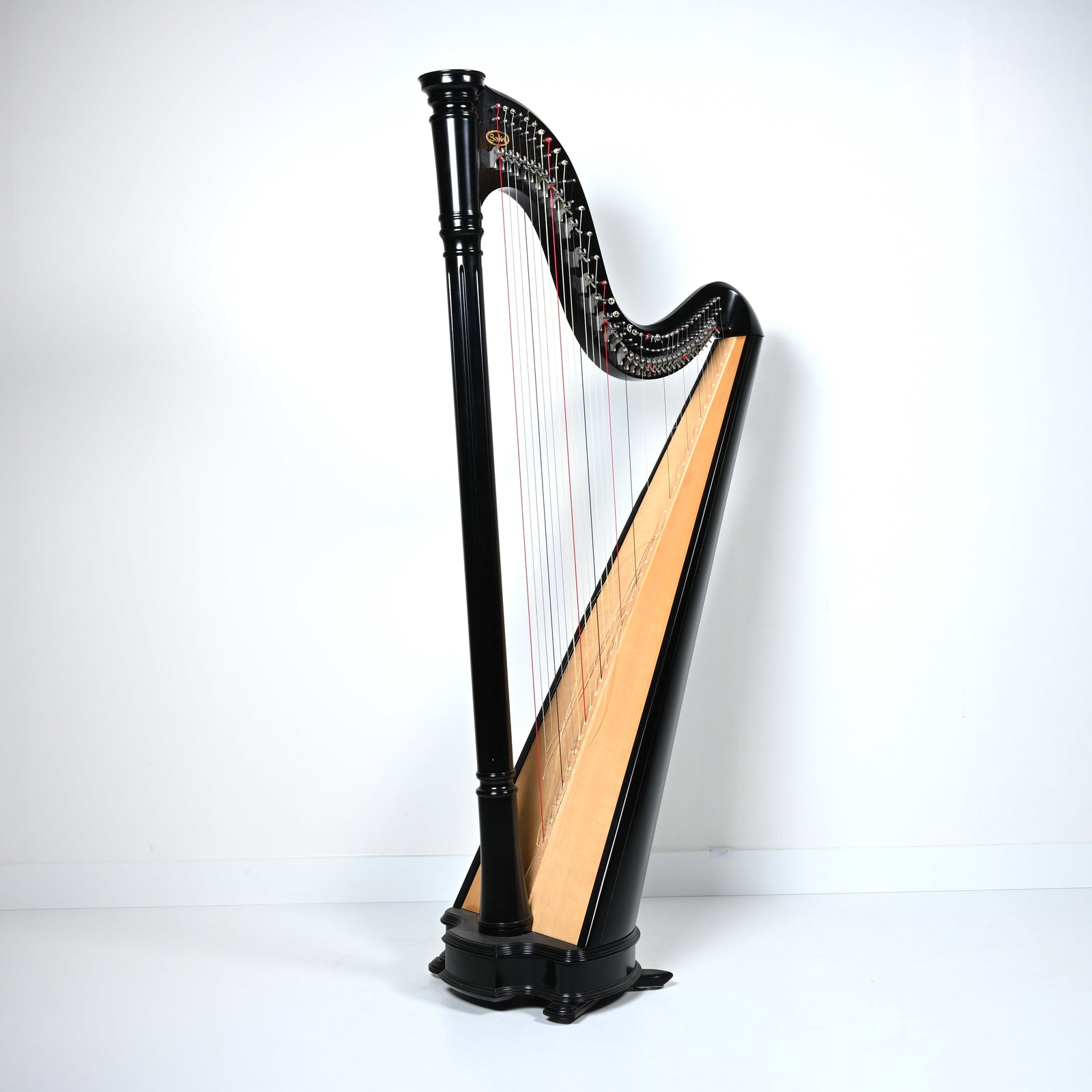 Elegant Italian harp SALVI with 38 strings, black lacquered body and light wooden soundboard: Elegant Italian harp SALVI with 38 strings, black lacquered body and light wooden soundboardElegante Italiaanse harp SALVI met 38 snaren, zwart gelakte kast en licht houten klankbord162 x 78 x 39 cm