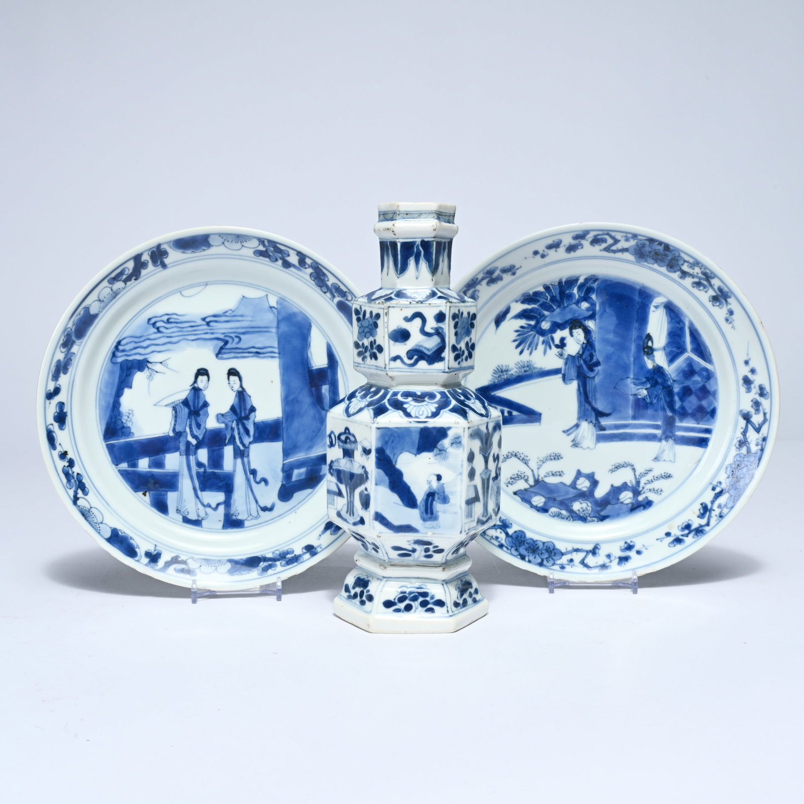 Chinese blue-and-white porcelain jug, Qing Dynasty, and 2 Chinese blue-and-white plates (Qing (1 of 9)