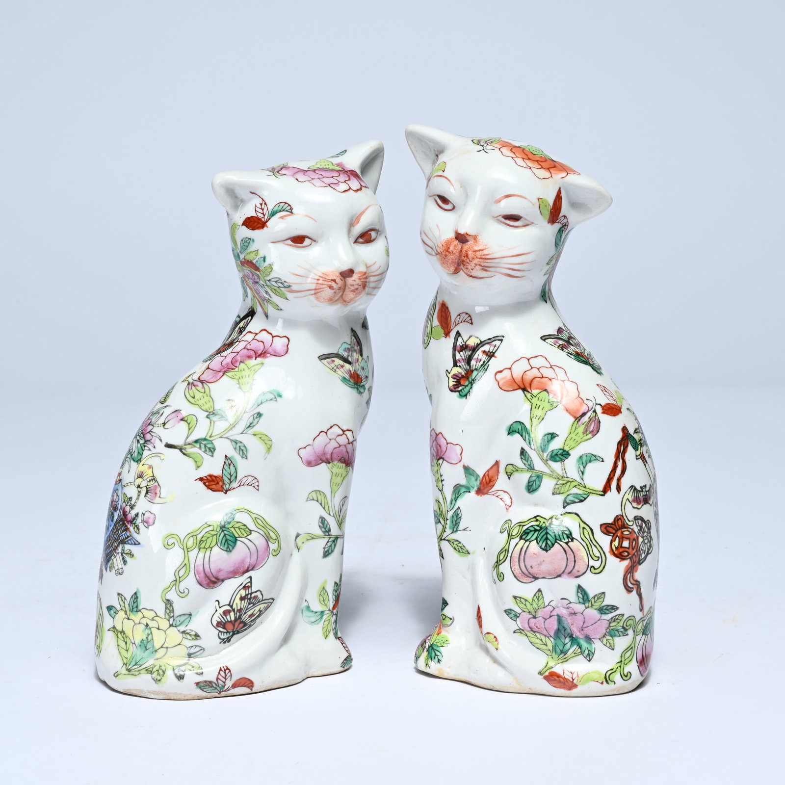 Two porcelain cats decorated with flower decor, Japan, Meji-period (1 of 9)