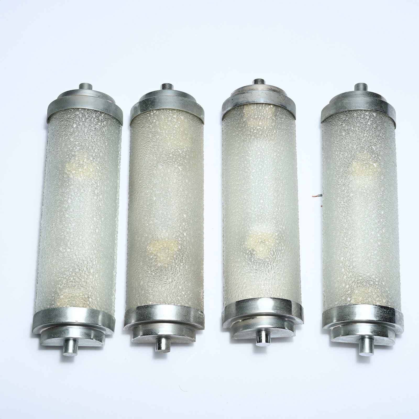 4 Art Deco wall finials in bubble glass and chrome, 1940s-1950s: 4 Art Deco wall finials in bubble glass and chrome, 1940s-1950s 4 Art Deco muurapplieken in bubbelglas en chroom, jaren 1940-'50 37.5 x 10.5 cm